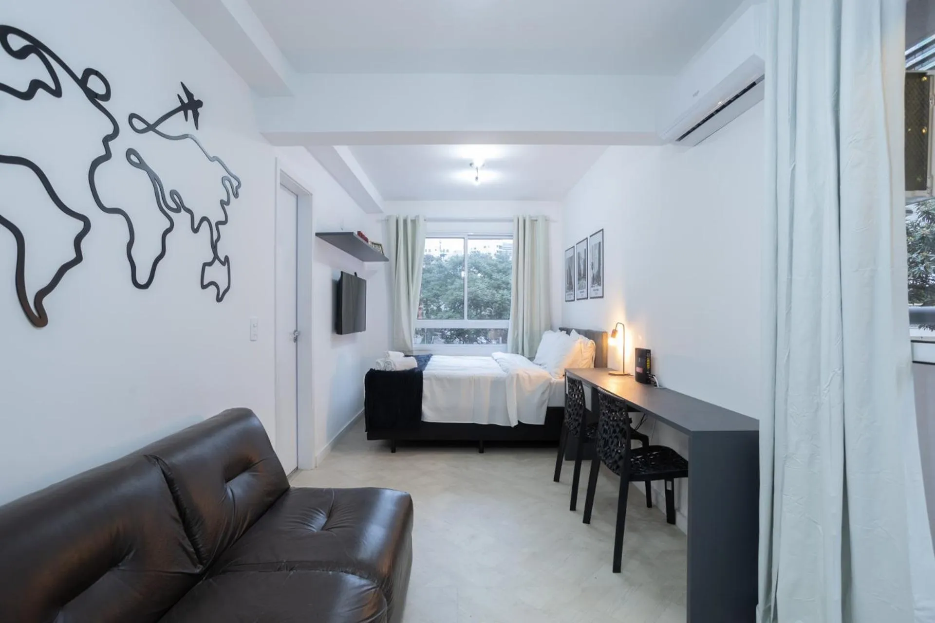 Dining area, Bed in 360 Ascent Paulista