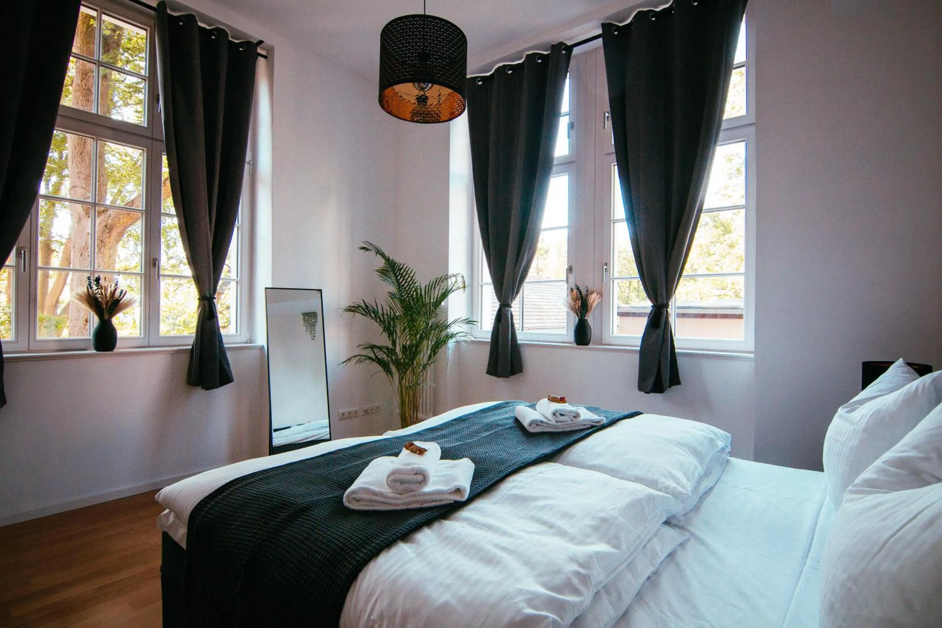 Bed in Oasis Appart - Wohnen im Königspark - Elbhang Dresden - große Terrasse - Netflix - TG