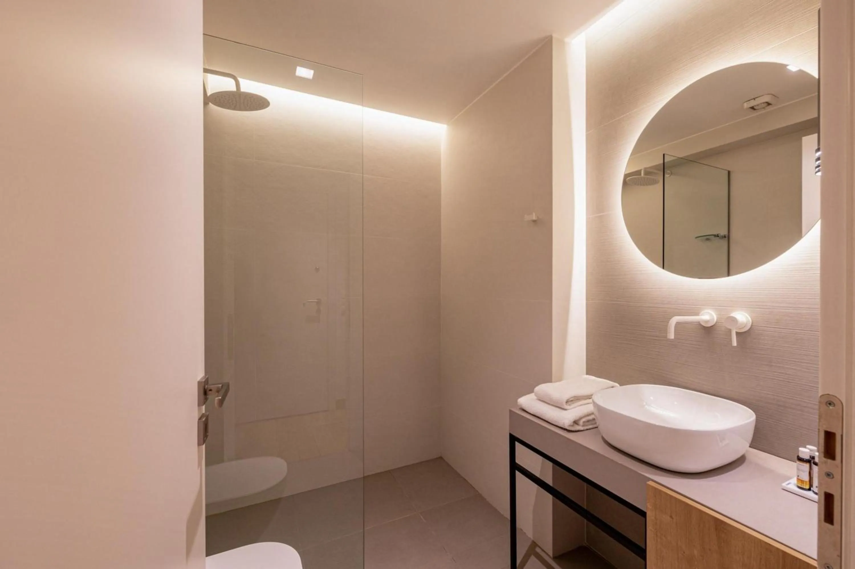 Earth Boutique Apartments next to Stavros Niarchos