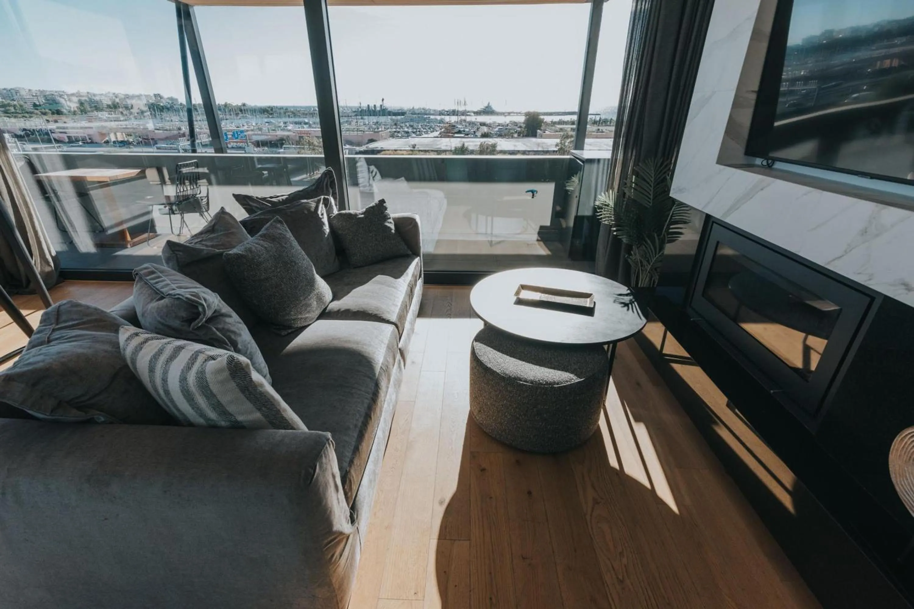 Earth Boutique Apartments next to Stavros Niarchos