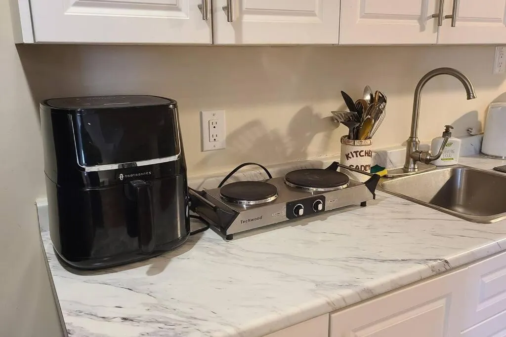 Kitchen or kitchenette in Spacious and bright unit with natural light.