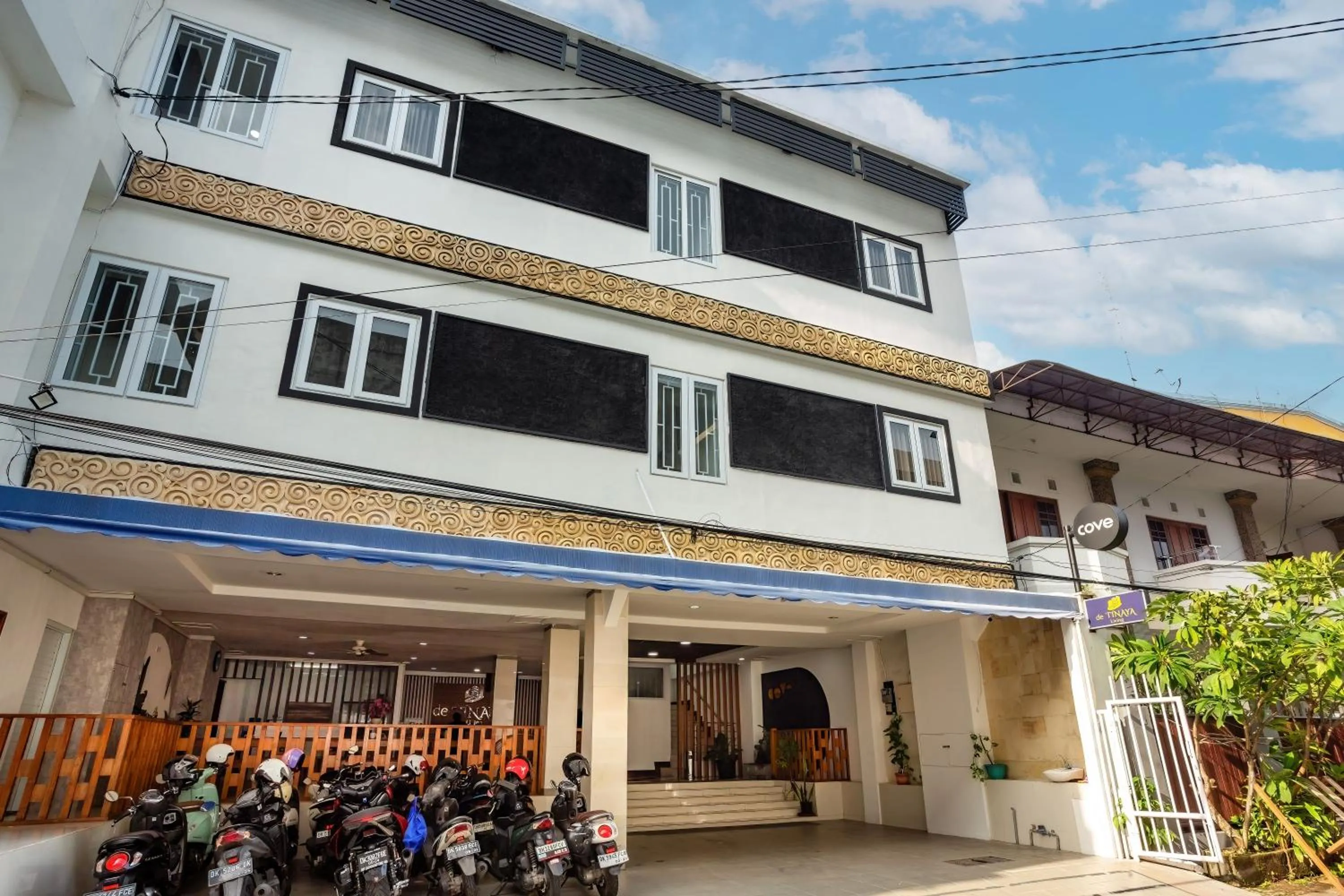 Property building in Cove De Tinaya