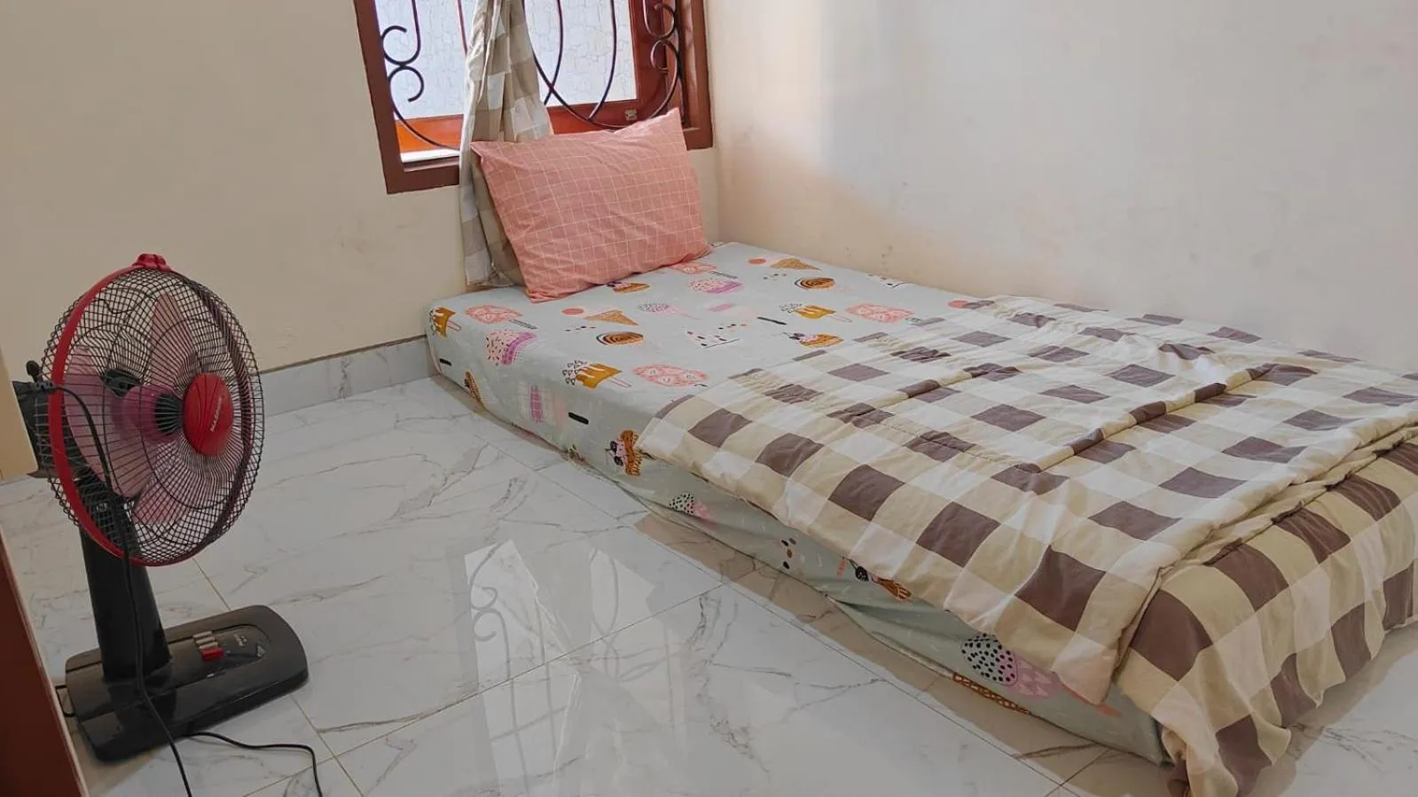 Bed in Surabaya Homey near UNAIR Syariah