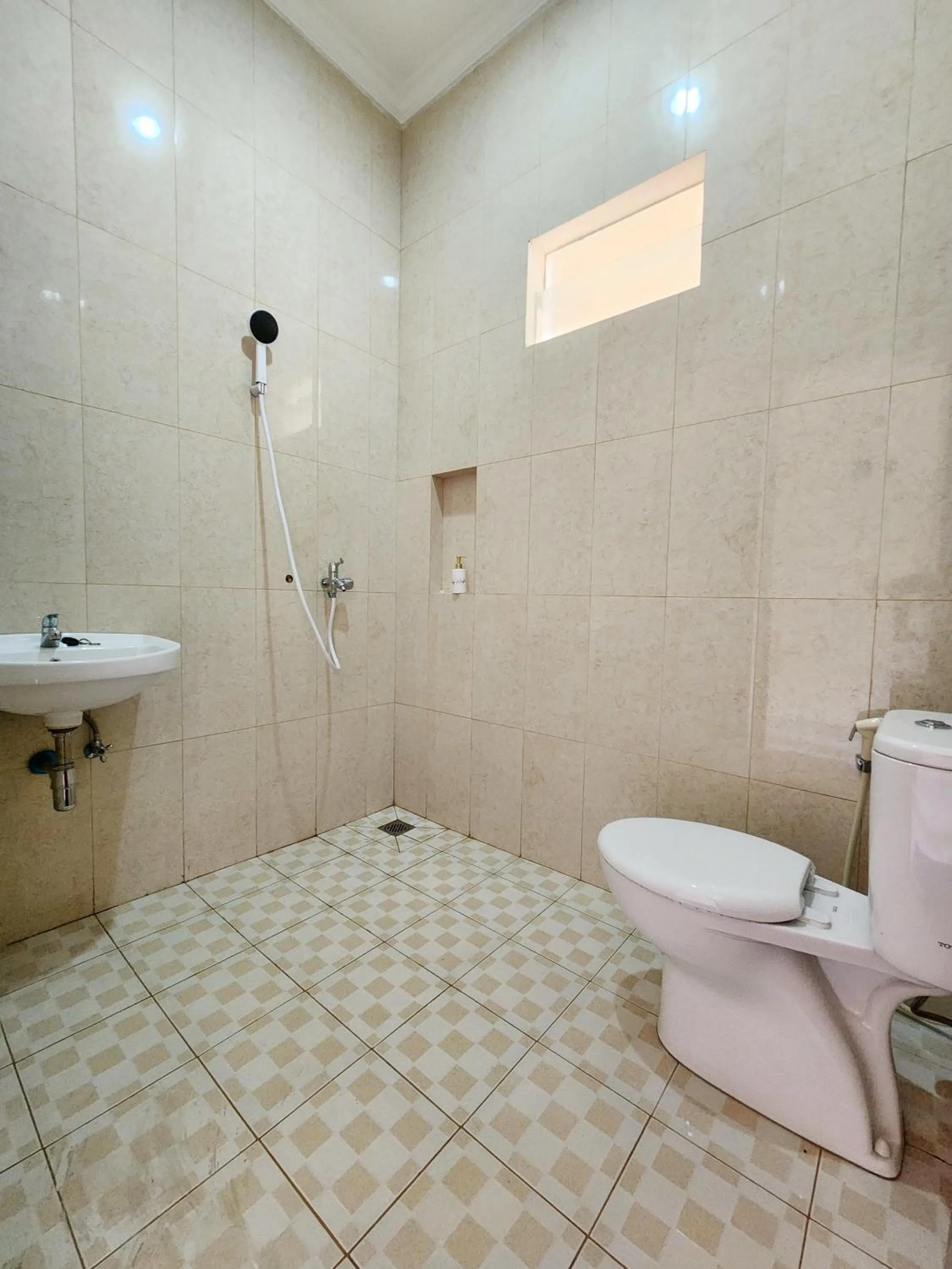 Shower in Surabaya Homey near UNAIR Syariah