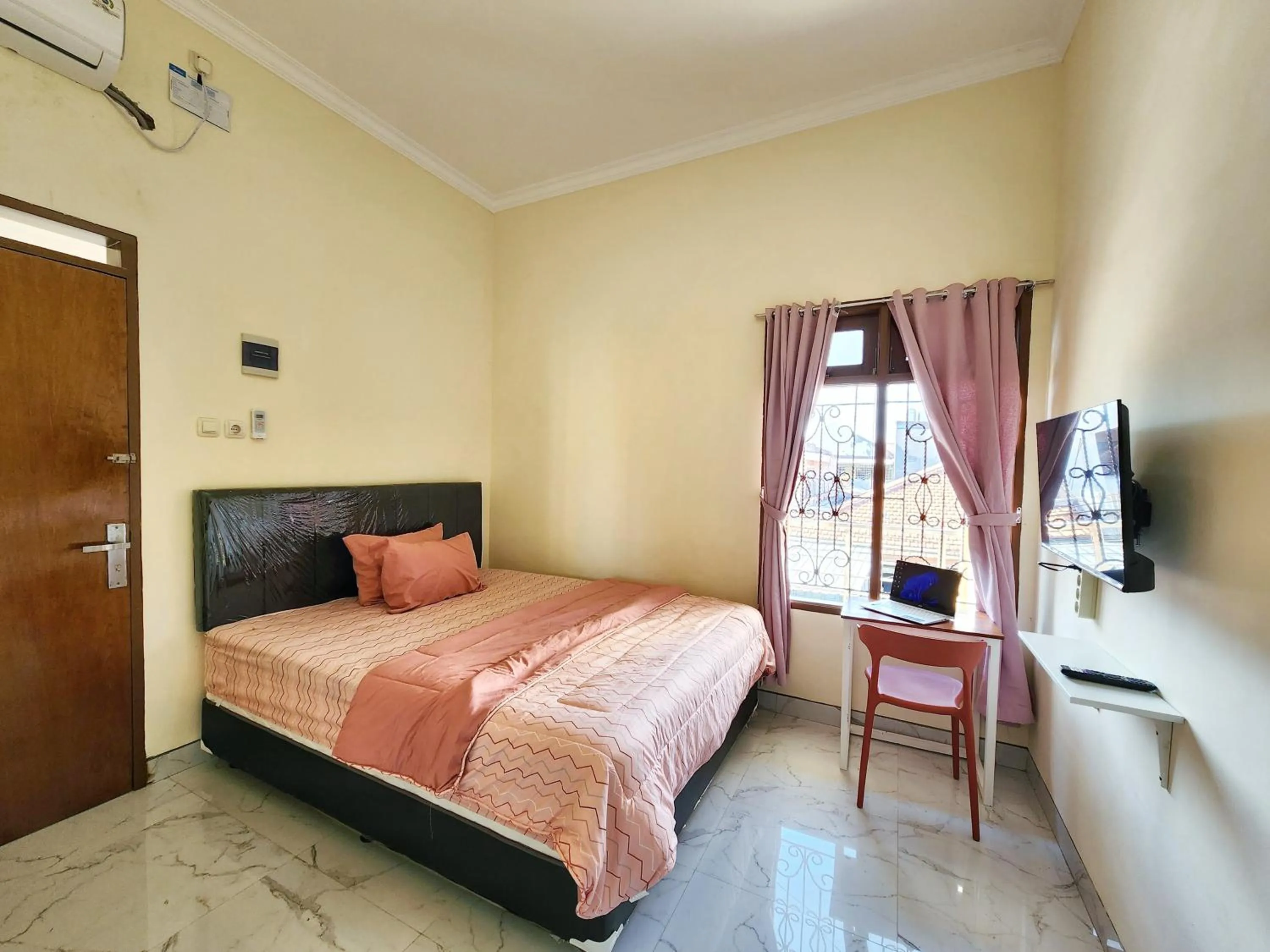 Photo of the whole room, Bed in Surabaya Homey near UNAIR Syariah