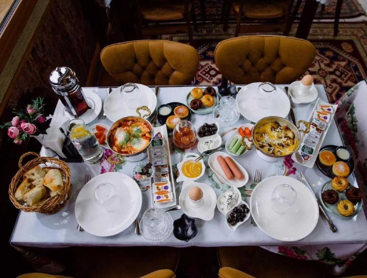 Restaurant/places to eat in Royal Antique Boutique Hotel