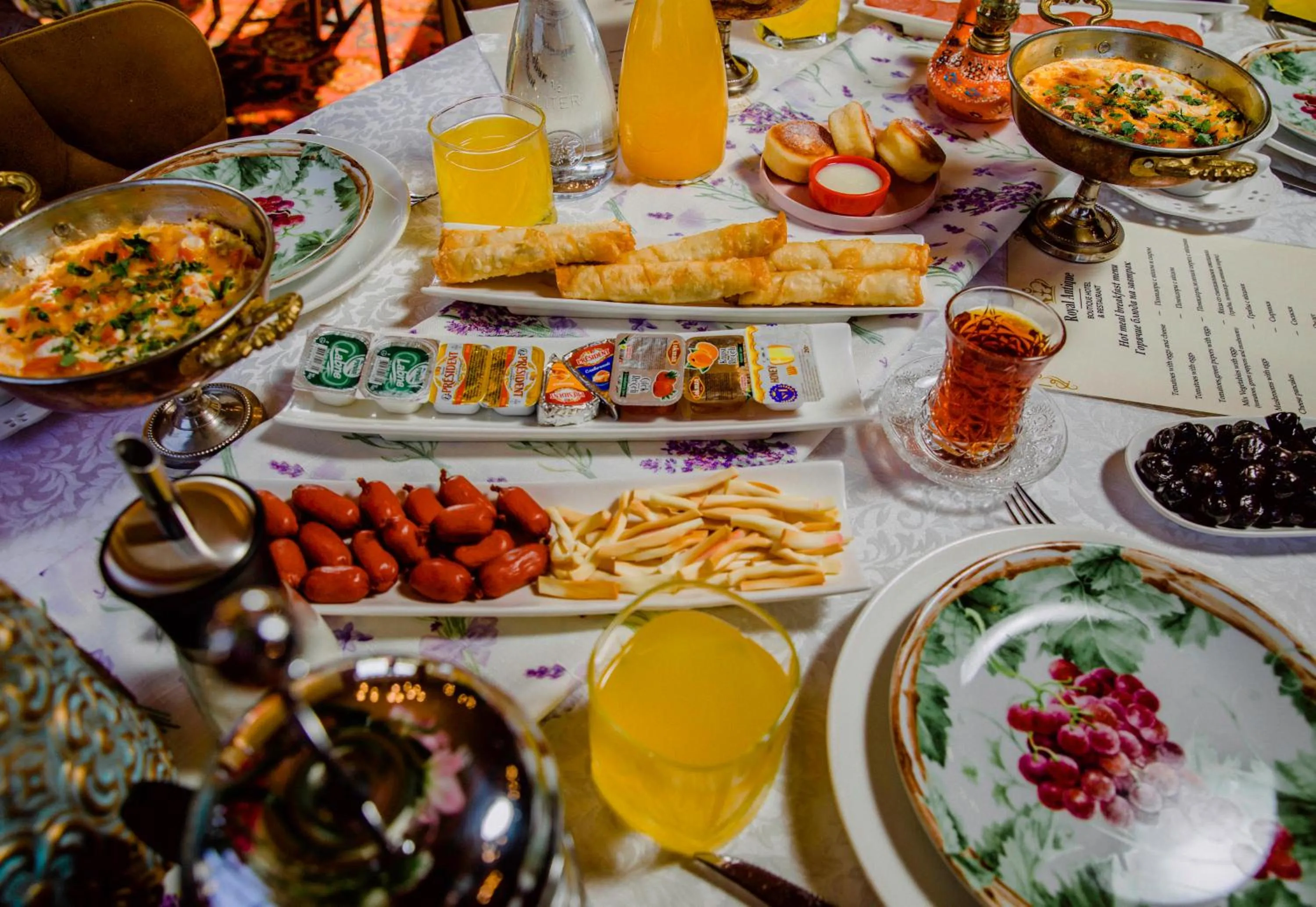 Restaurant/places to eat in Royal Antique Boutique Hotel