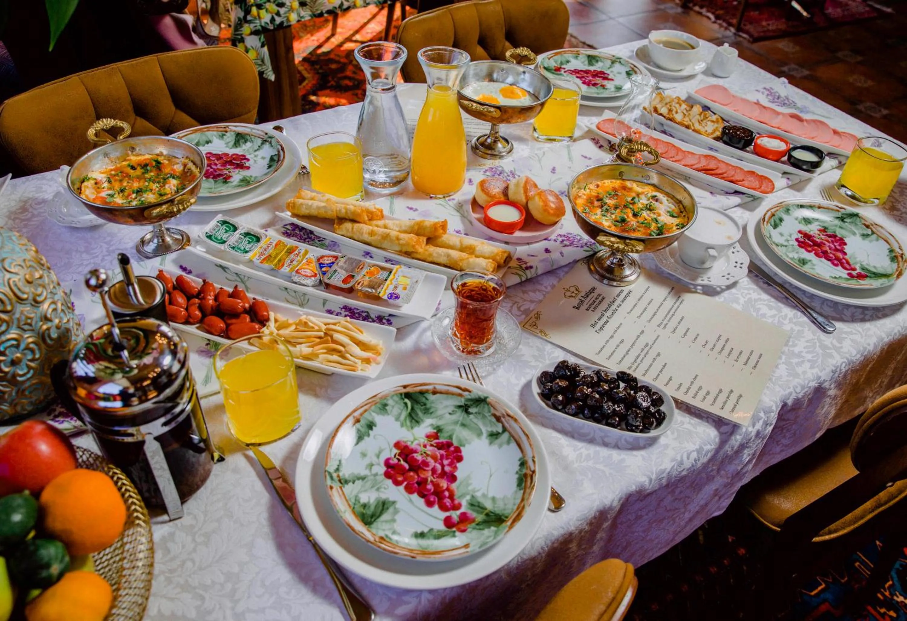 Restaurant/places to eat in Royal Antique Boutique Hotel