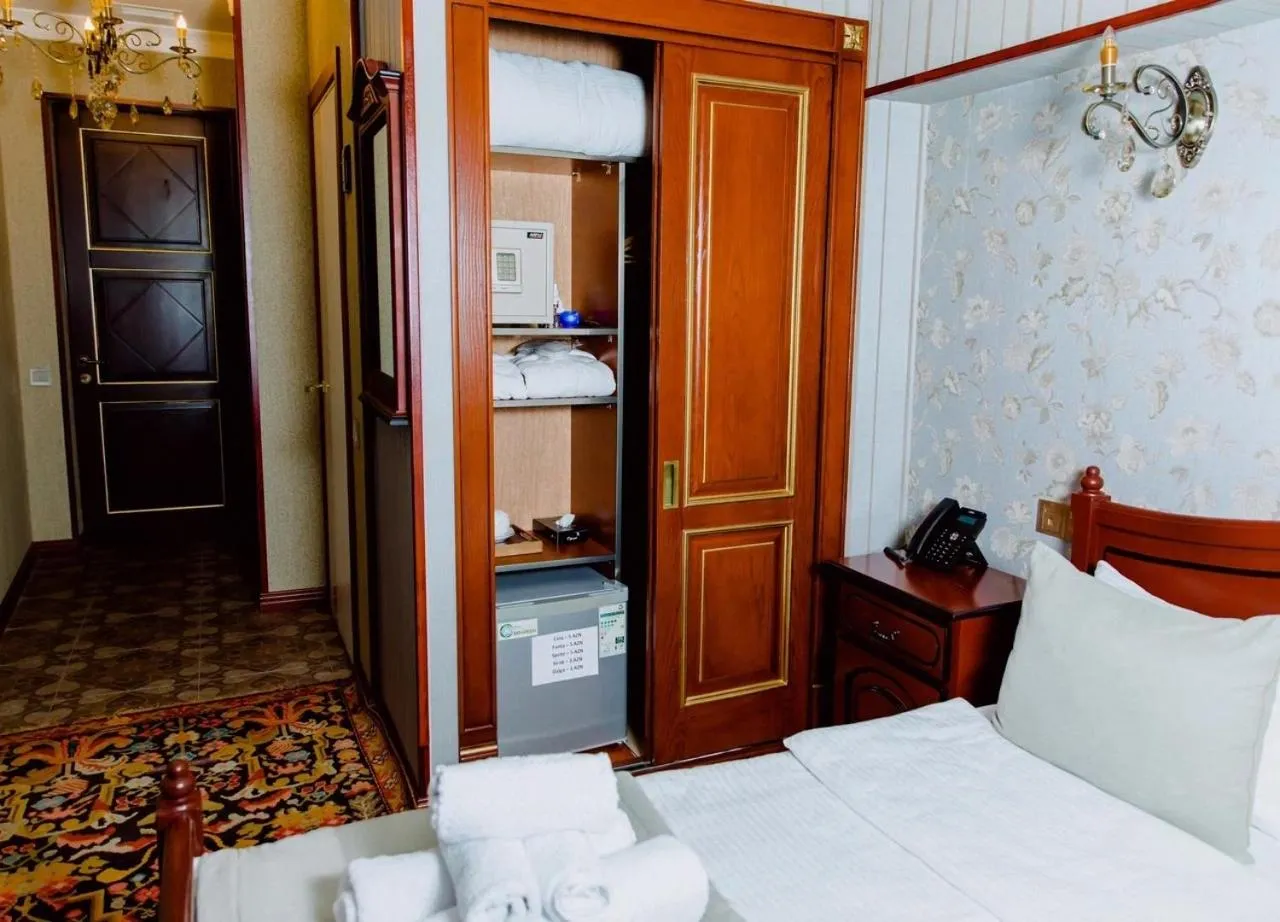 Bed in Royal Antique Boutique Hotel