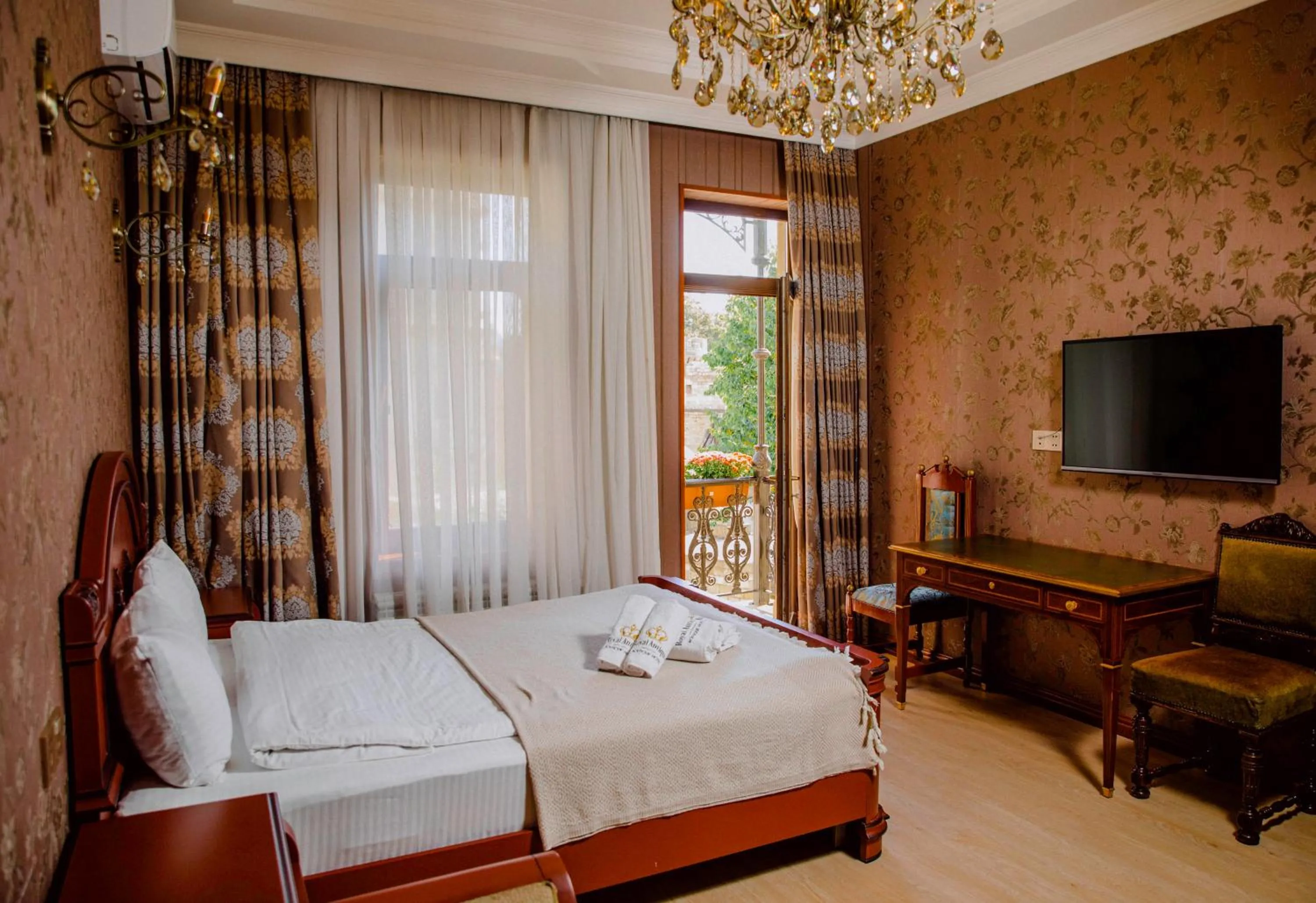 Property building, Bed in Royal Antique Boutique Hotel