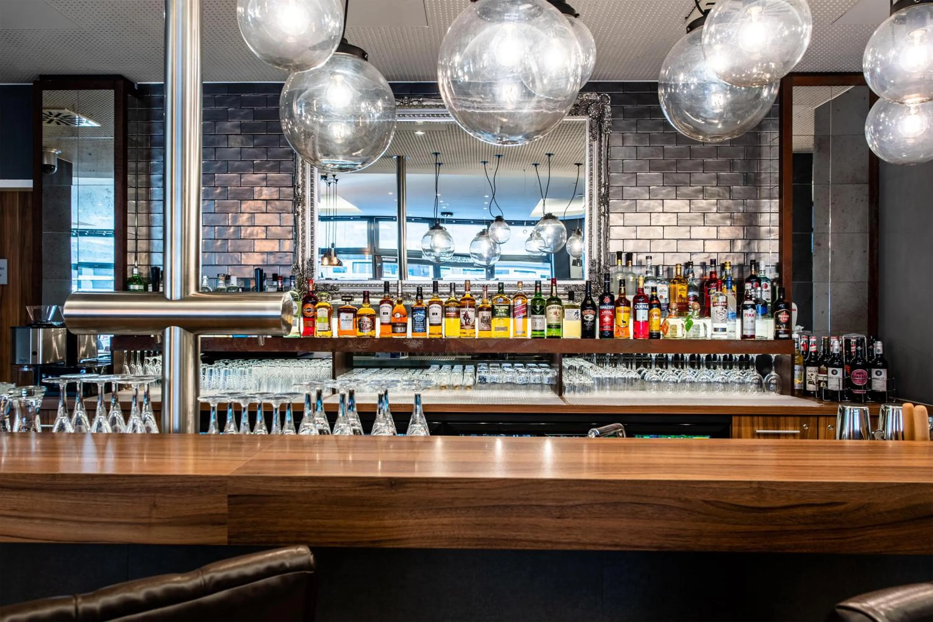 Lounge or bar in Premier Inn Frankfurt City Centre