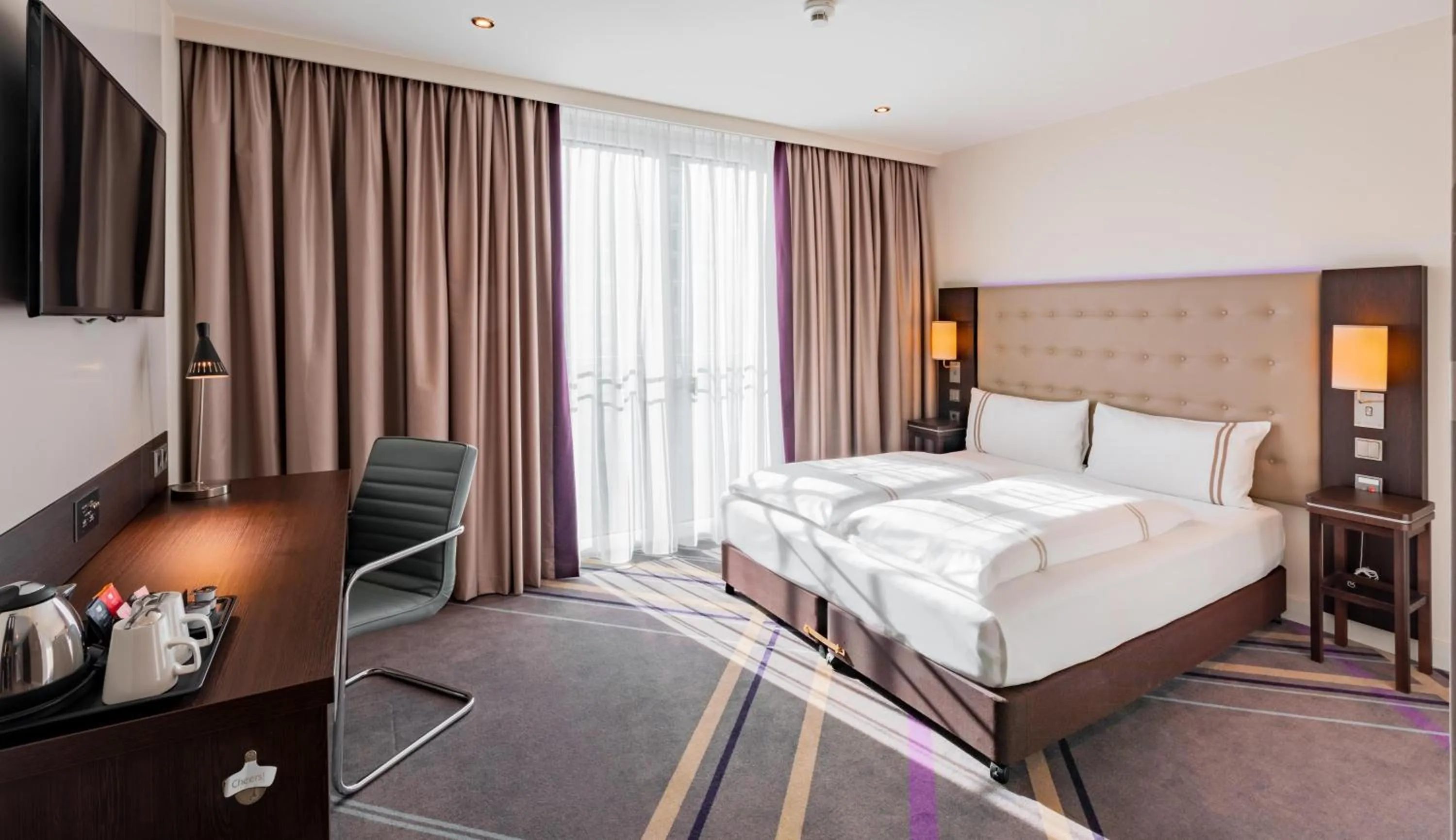 Bedroom, Bed in Premier Inn Frankfurt Messe