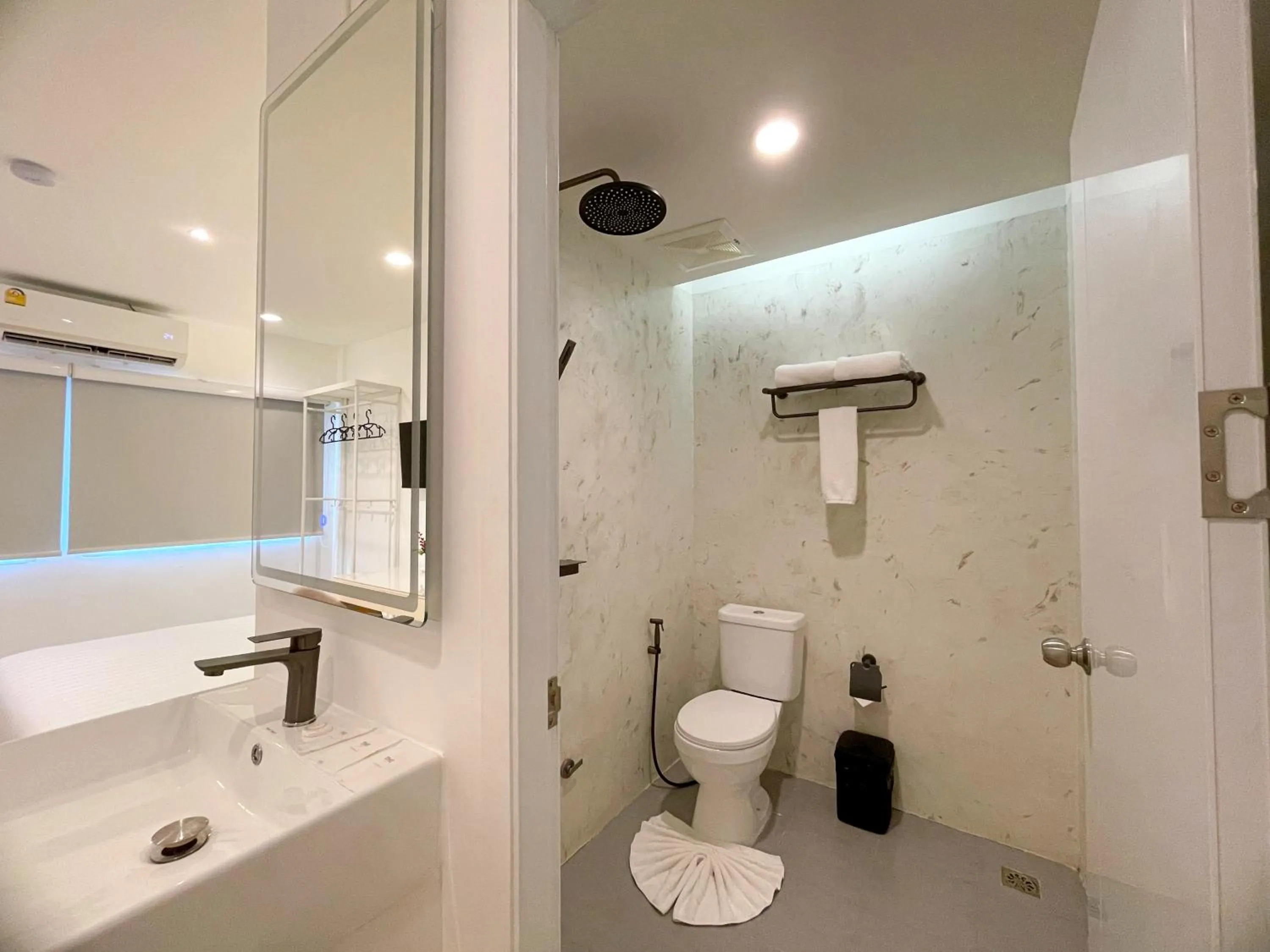 Bathroom in Arawana Express Sukhumvit 22