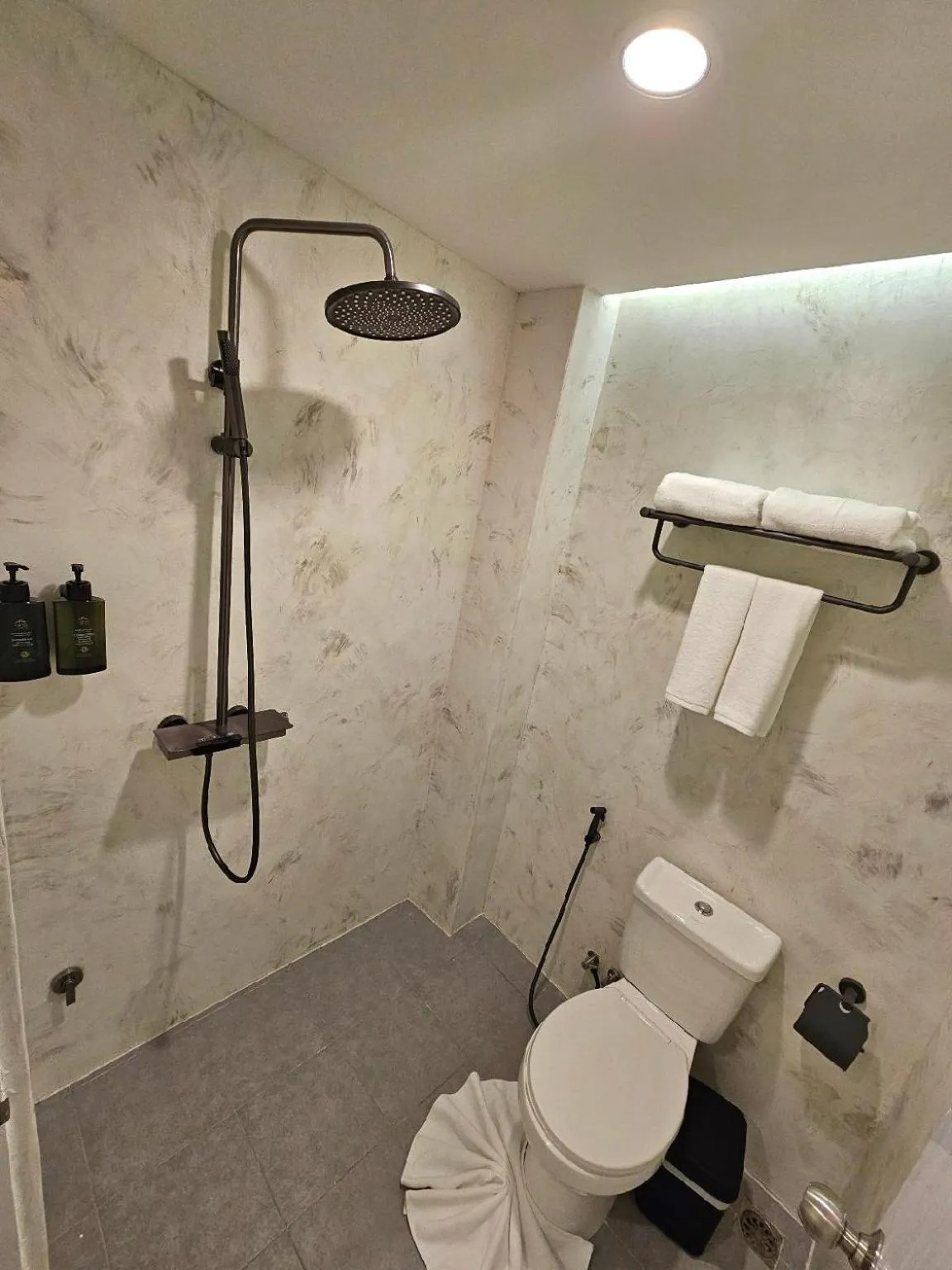 Shower in Arawana Express Sukhumvit 22