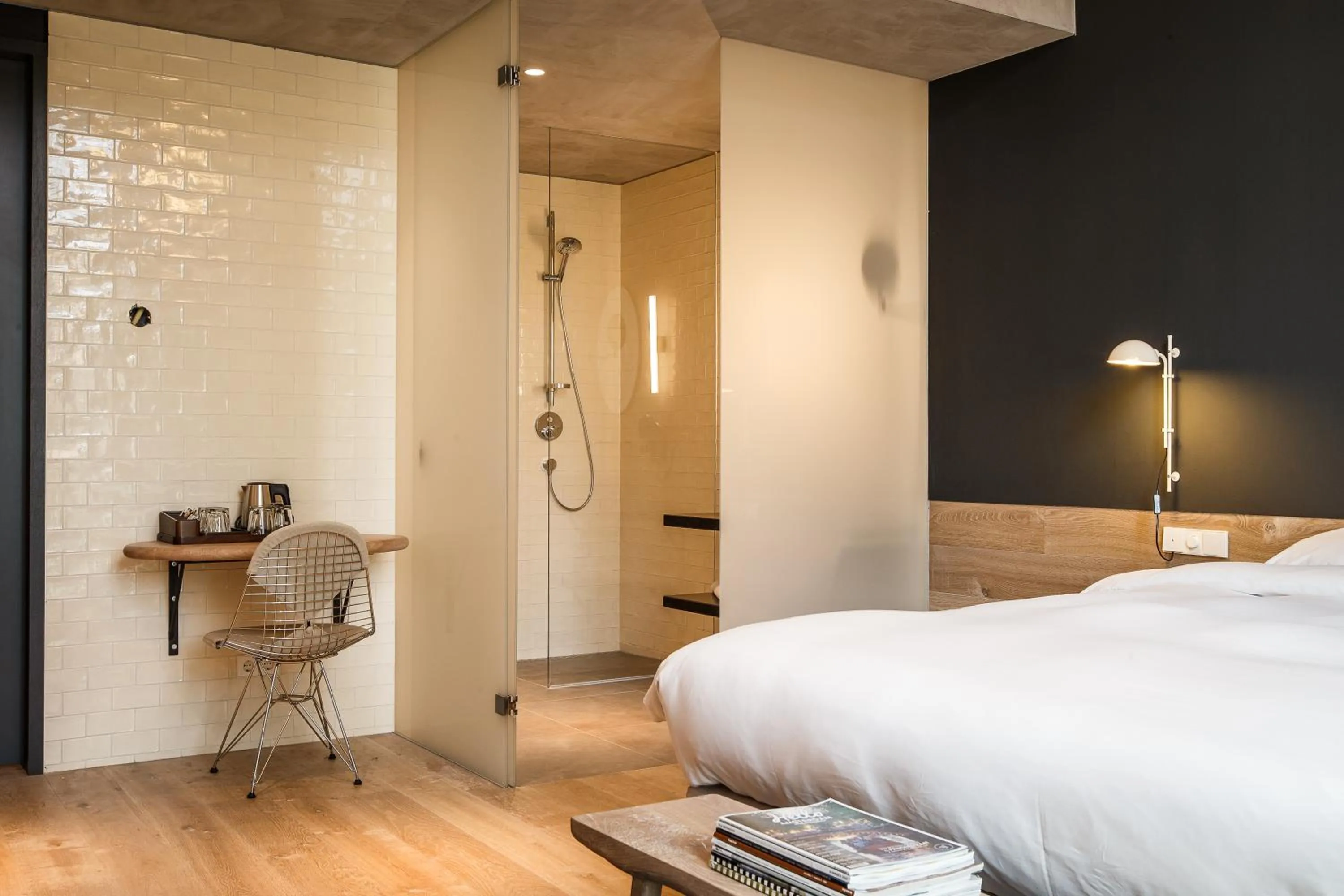 Shower, Bed in Hotel Arena