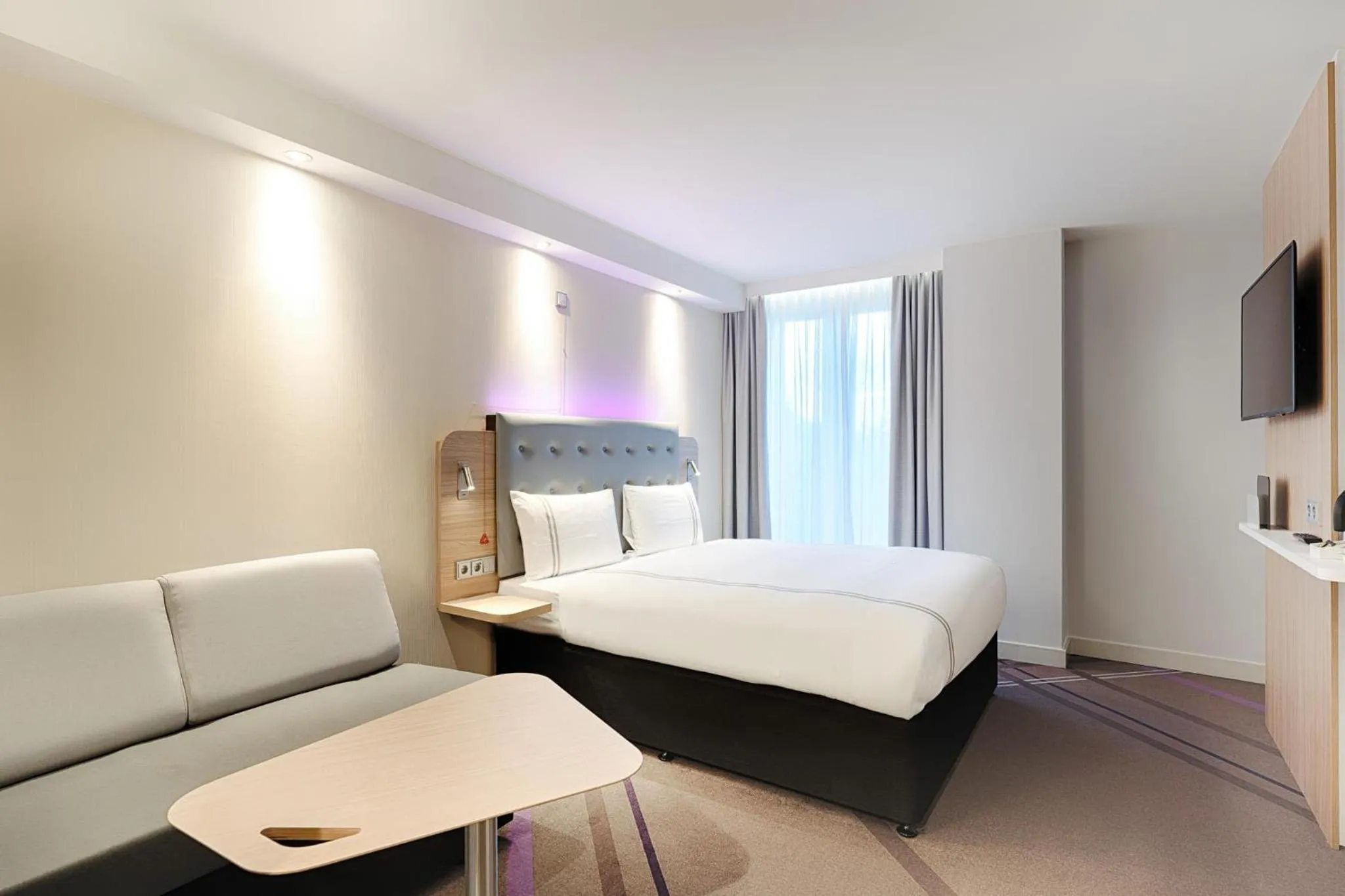 Bedroom, Bed in Premier Inn Frankfurt Westend