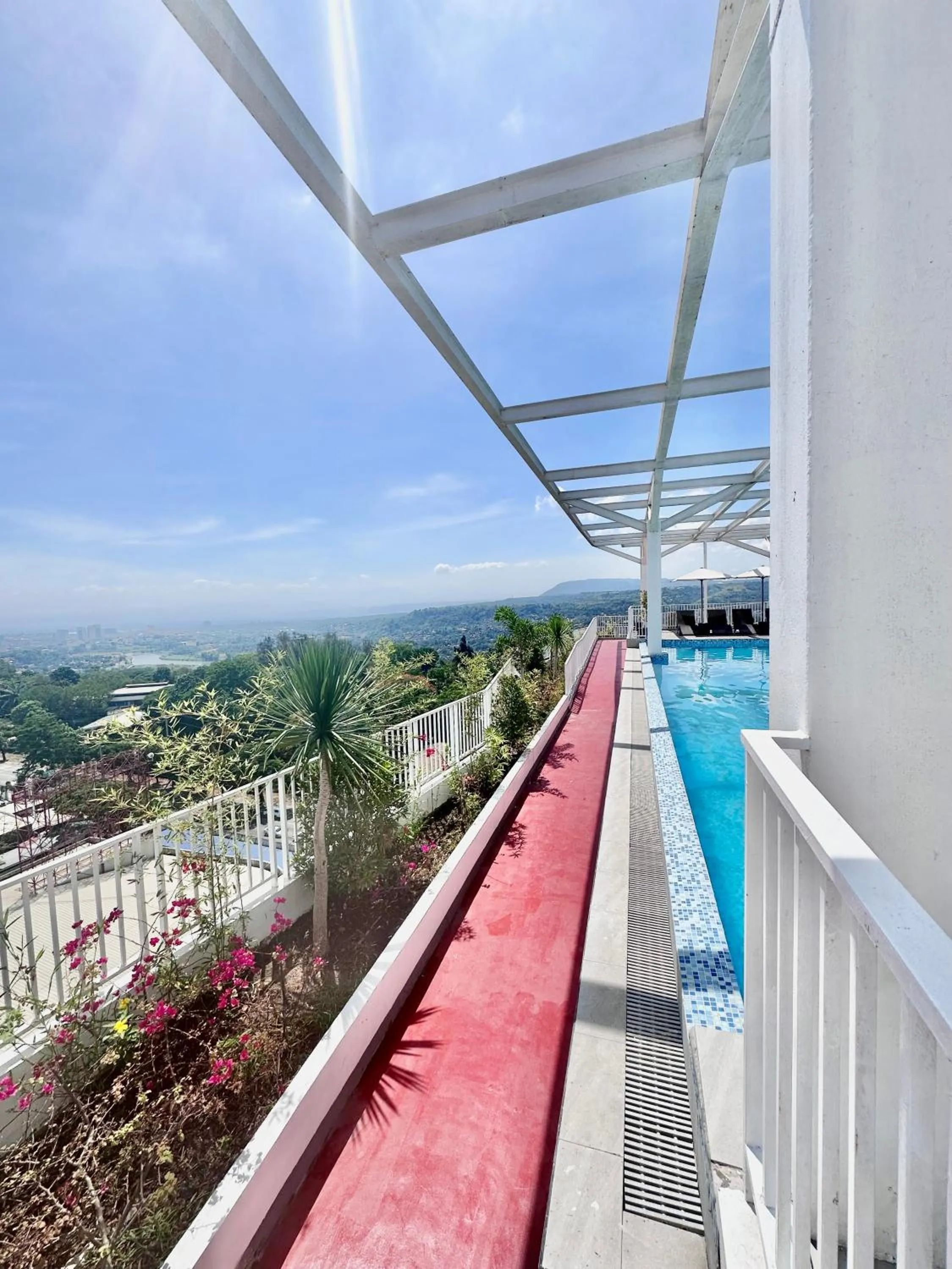 Scandinavian 1 BR beside SM CDO w POOL and Netflix