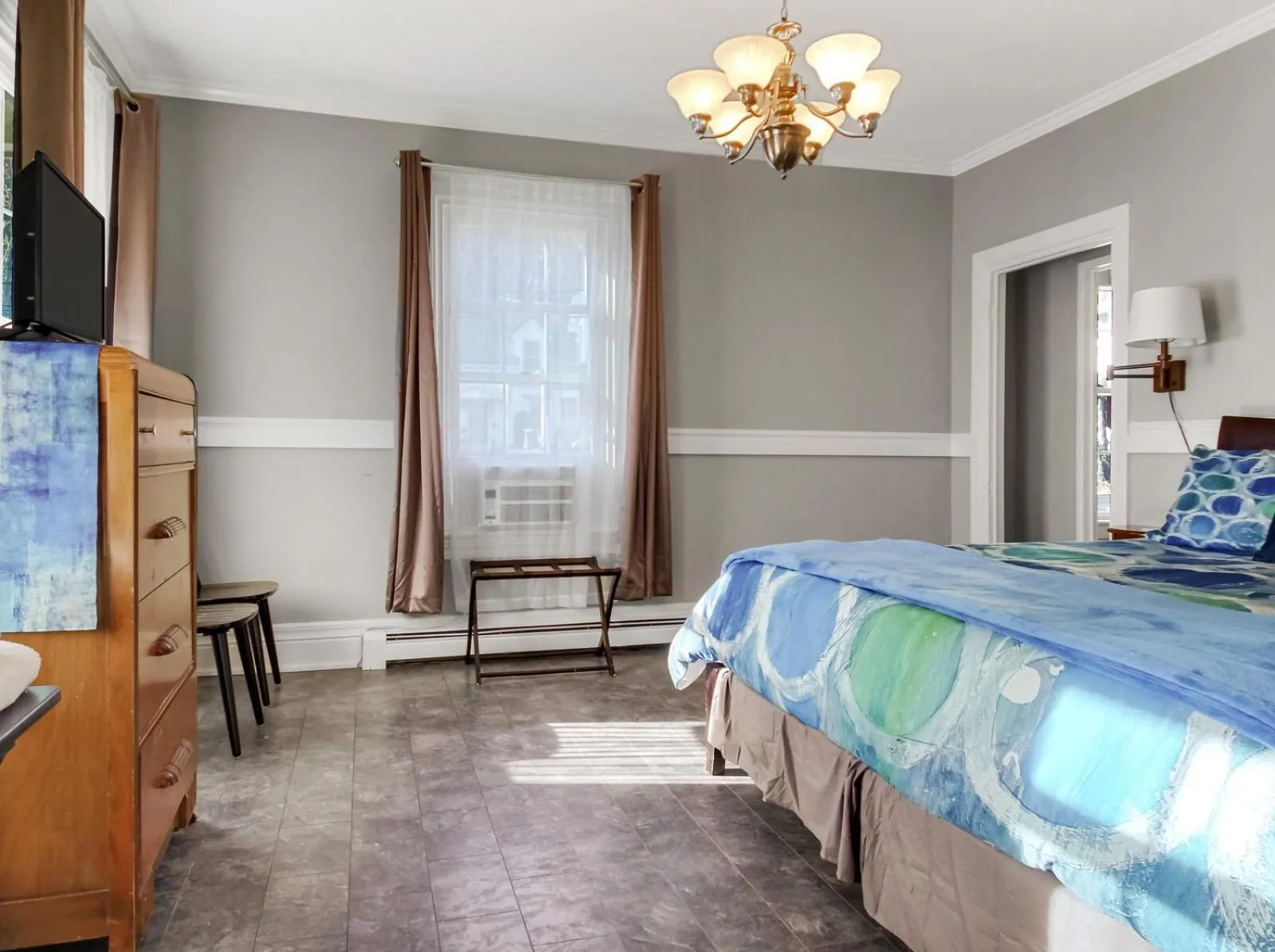 Bed in The Thistle Inn