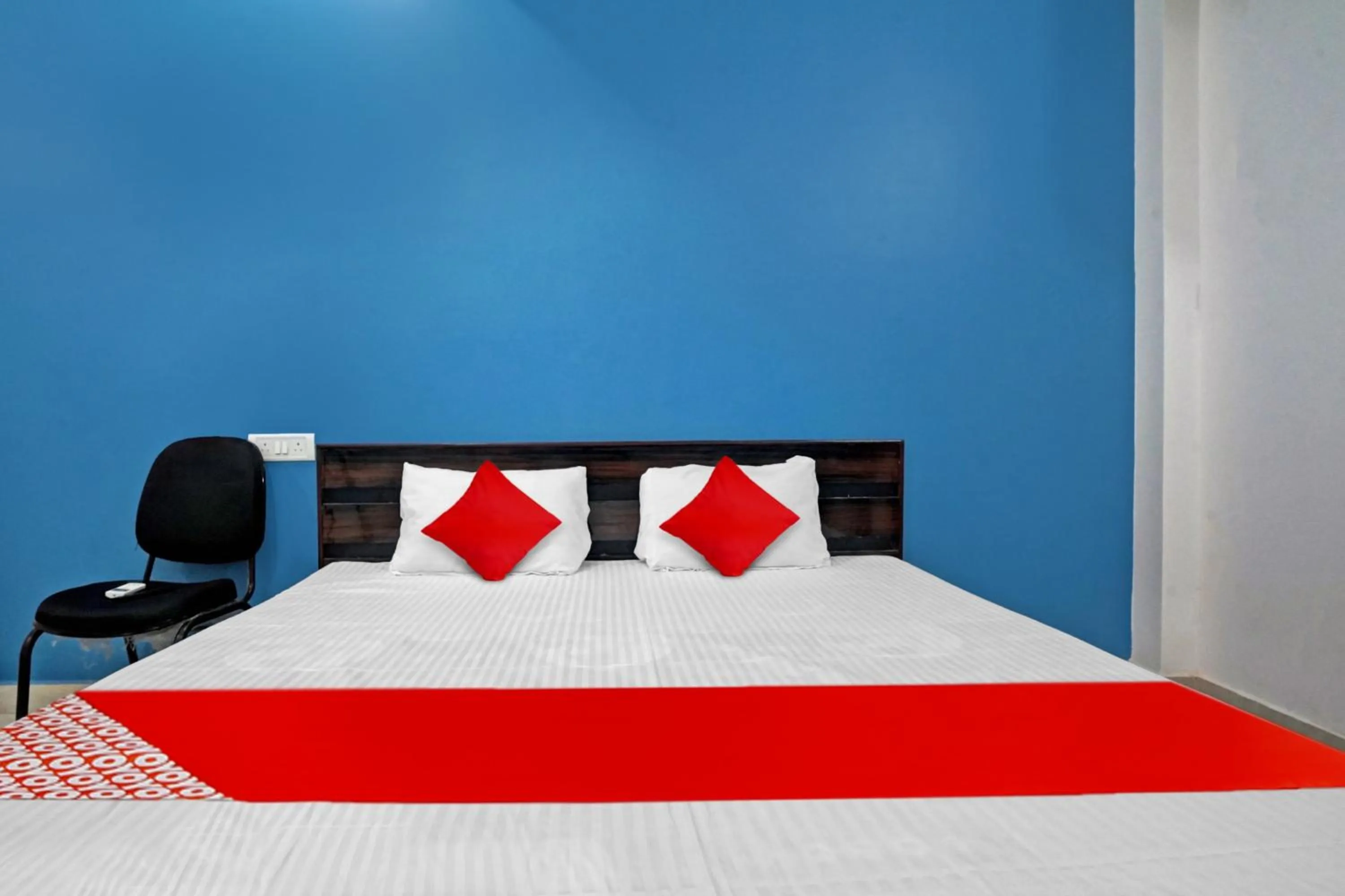 Facade/entrance in Hotel O by OYO Sun City