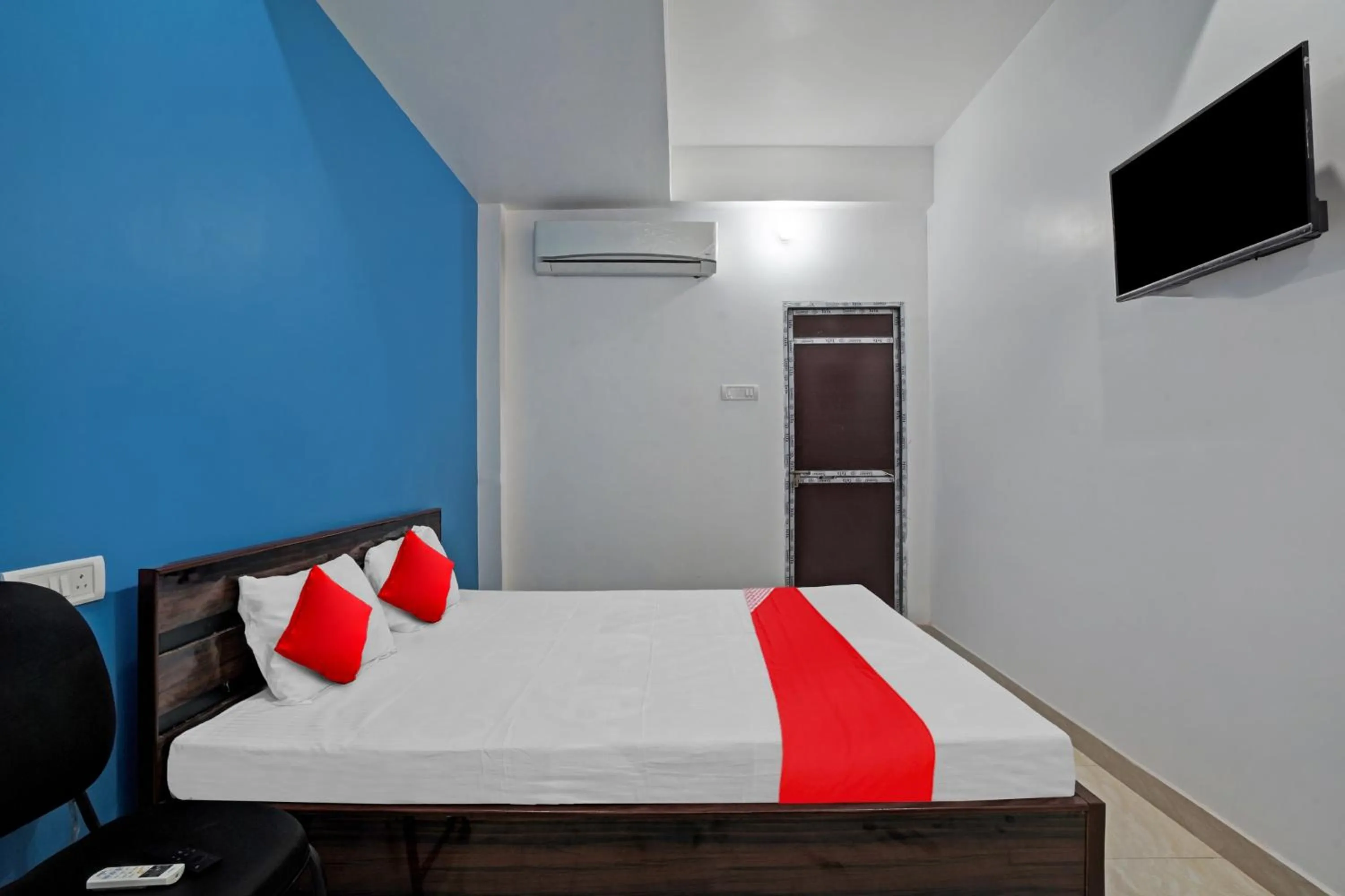 Bedroom in Hotel O by OYO Sun City