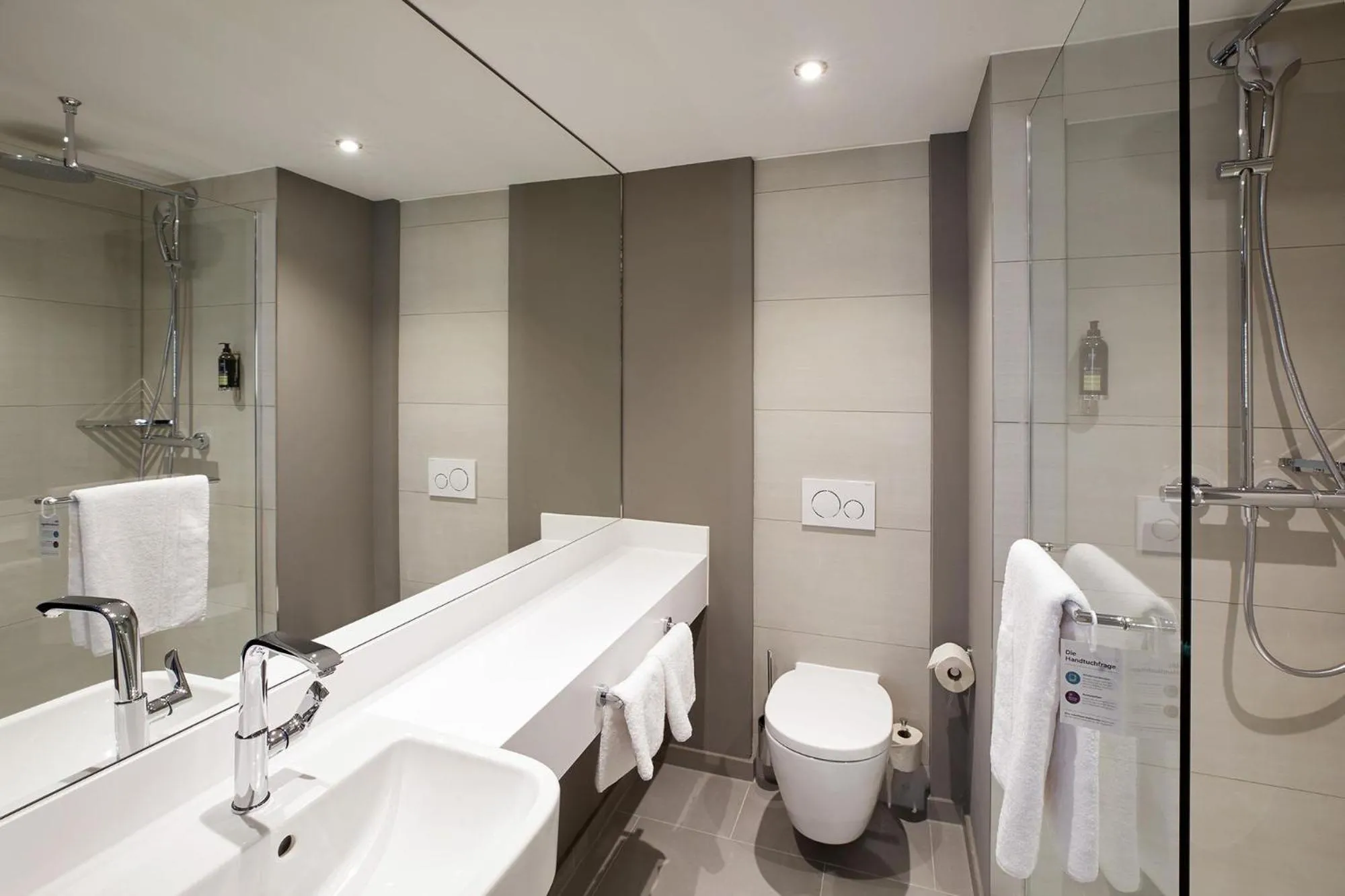 Bathroom in Premier Inn Hamburg City Centre