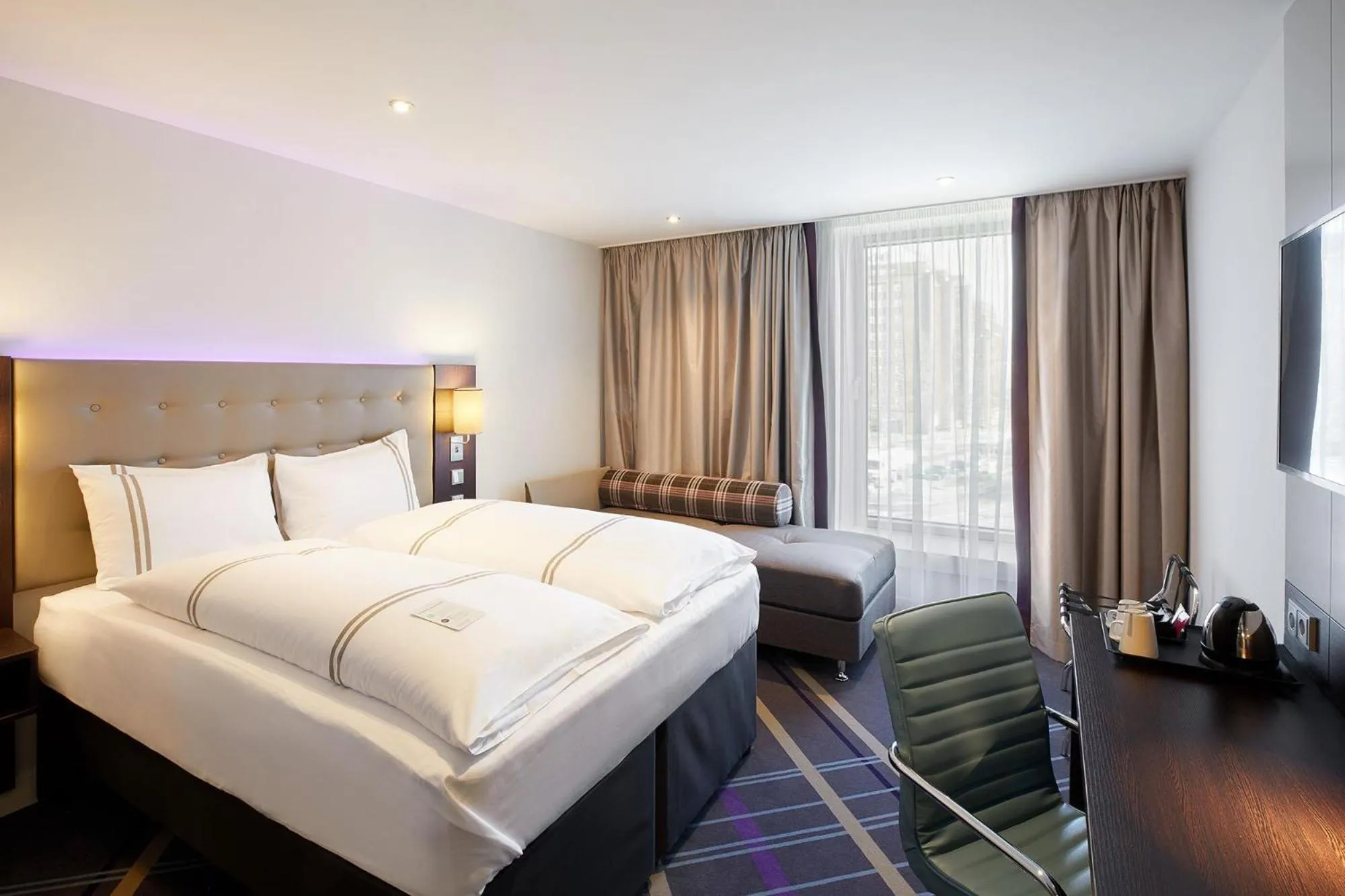 Bedroom, Bed in Premier Inn Hamburg City Zentrum