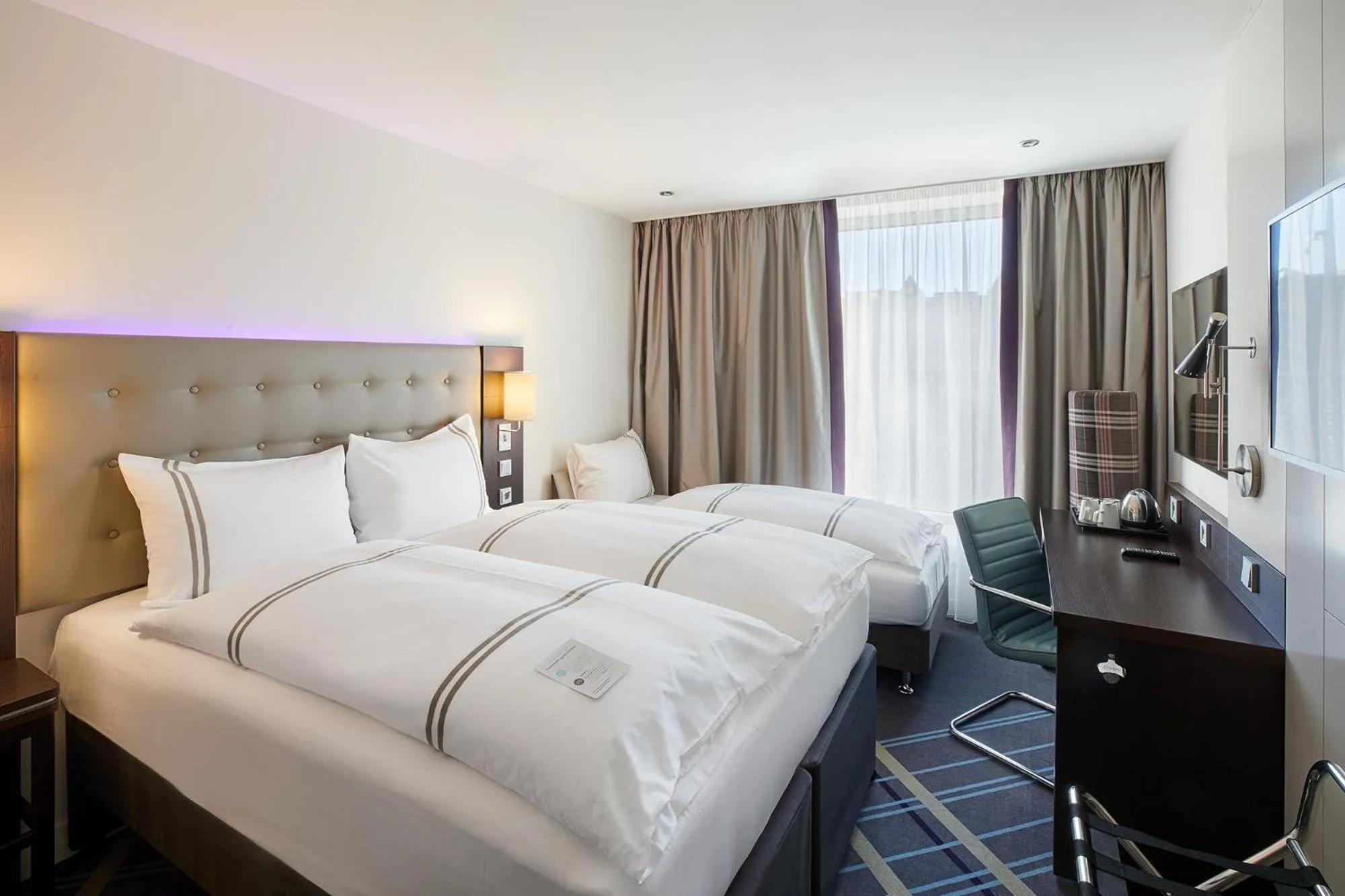 Bedroom, Bed in Premier Inn Hamburg City Centre