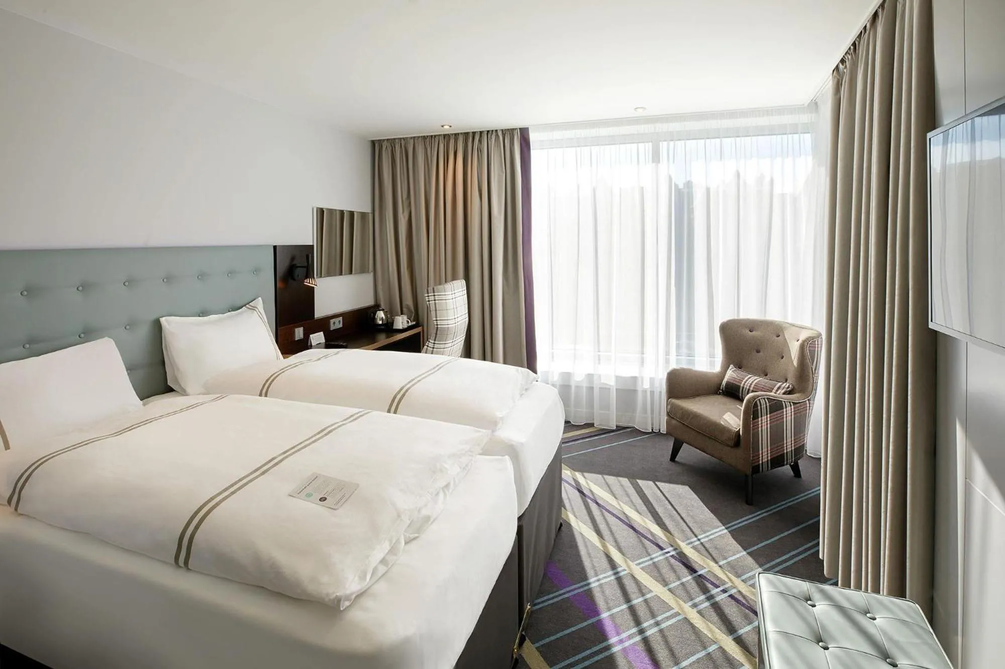 Bedroom, Bed in Premier Inn Hamburg City Centre