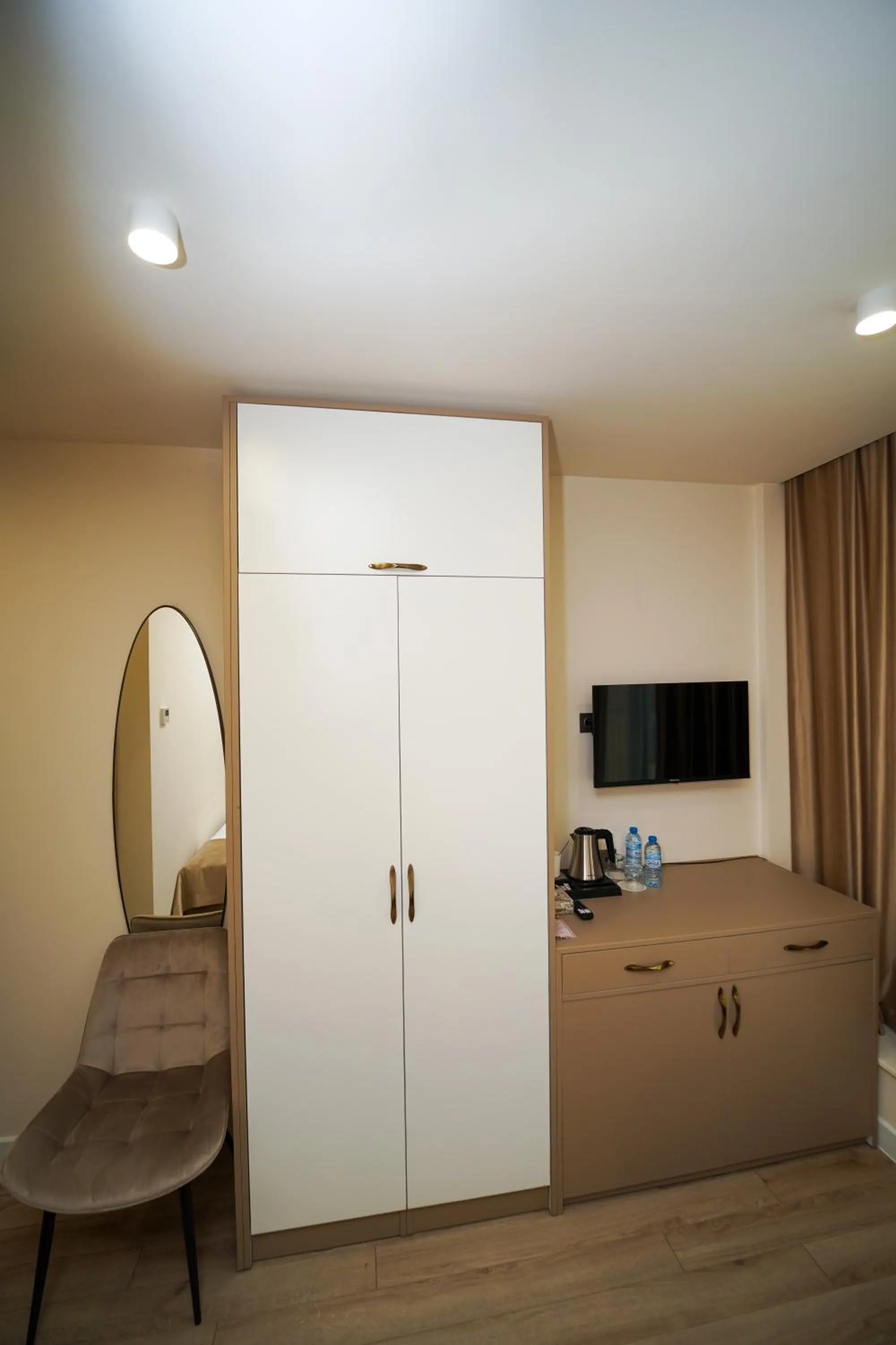 TV and multimedia, Bed in B&M Hotel