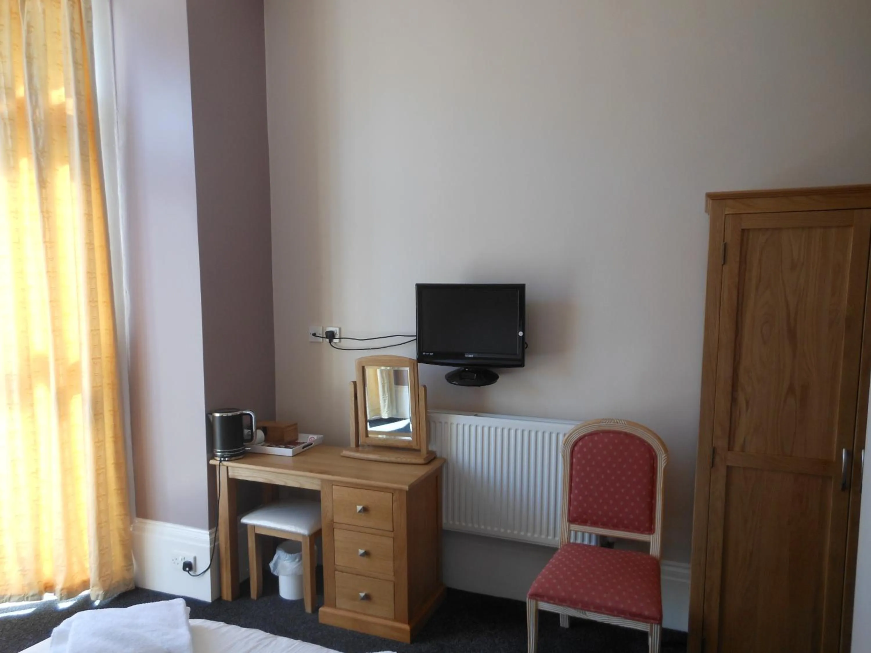 TV and multimedia, TV/Entertainment Center in Bath House Hotel