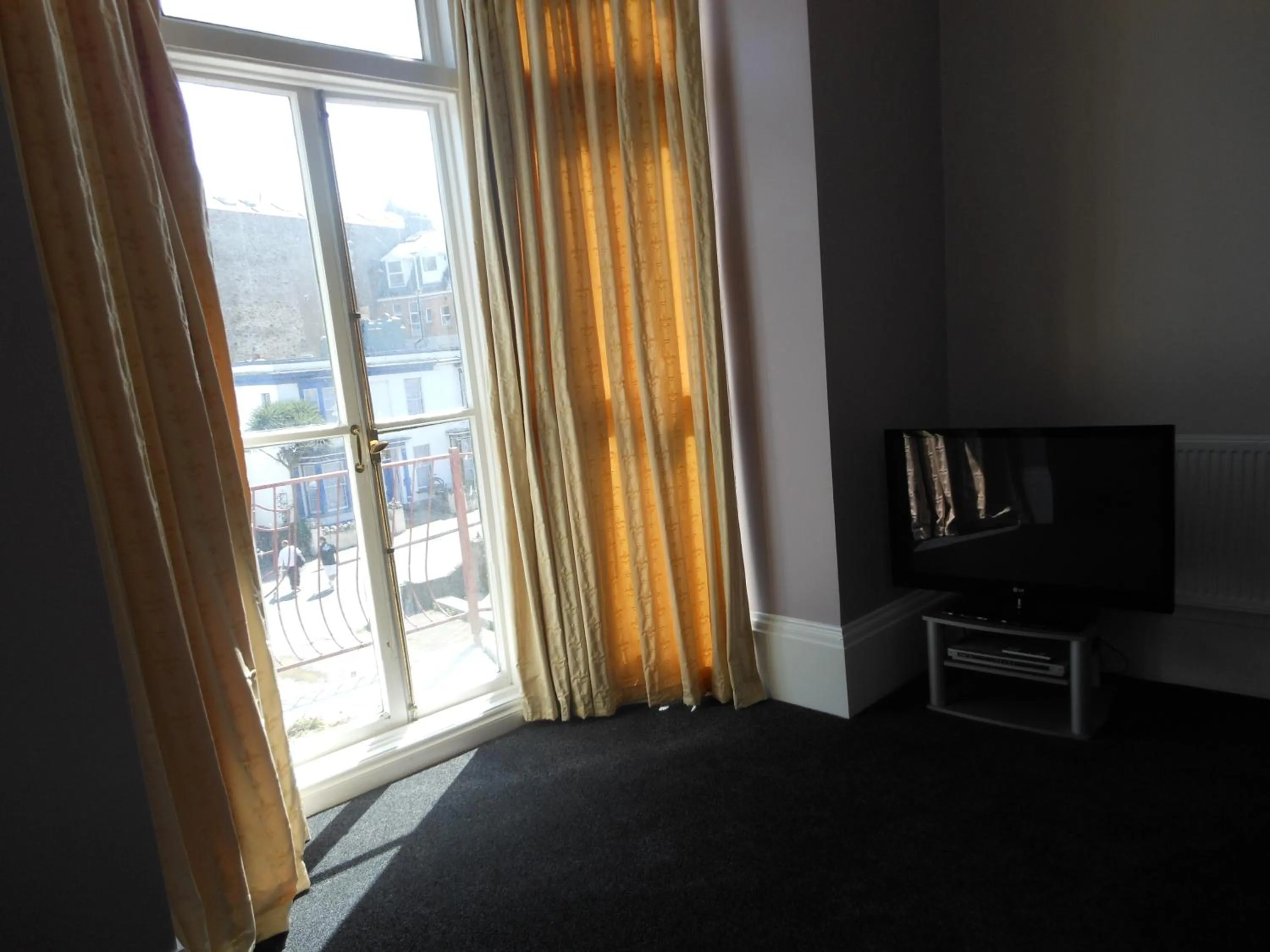 Day, TV/Entertainment Center in Bath House Hotel