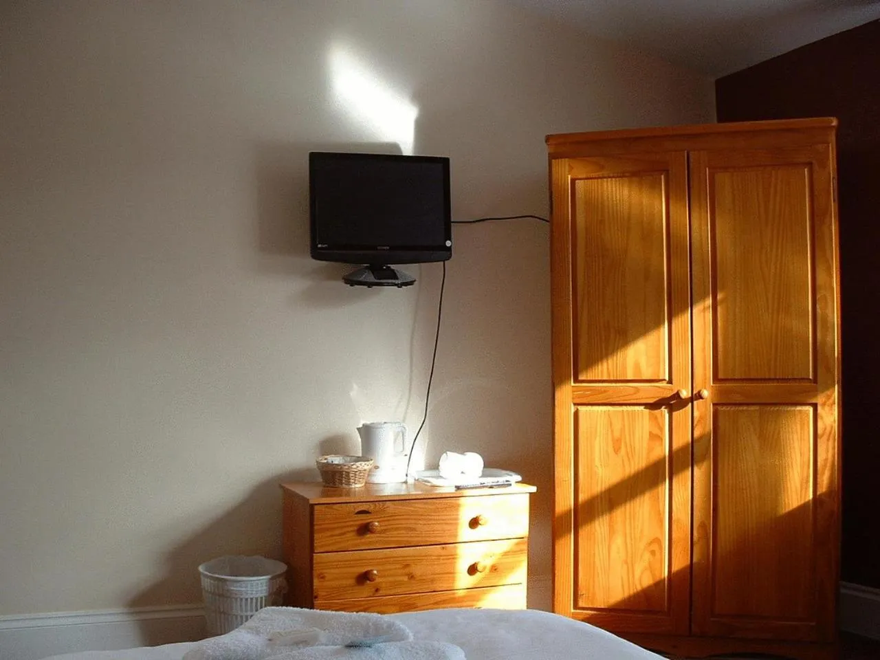 Day, TV/Entertainment Center in Bath House Hotel