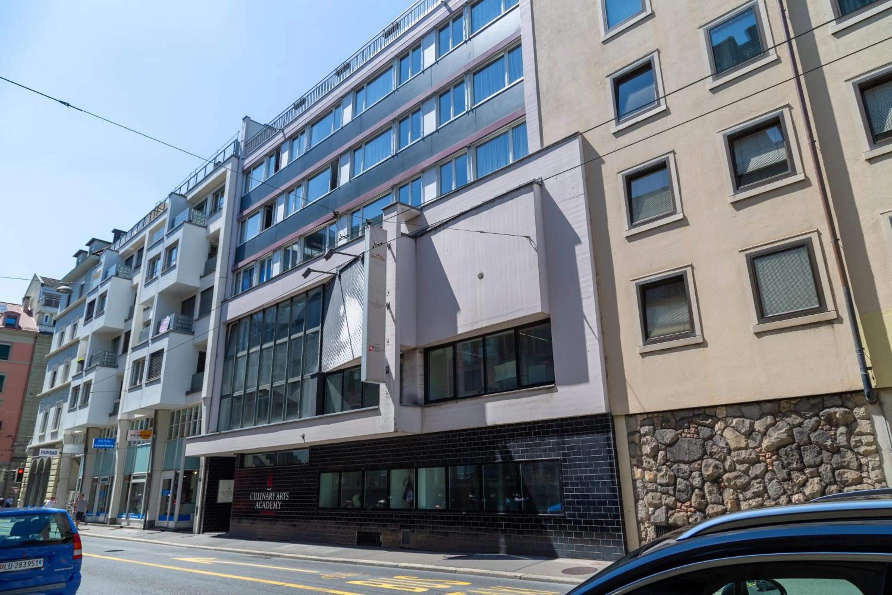 Property building in GLANDON Rooms Limelight - Self-Check-In