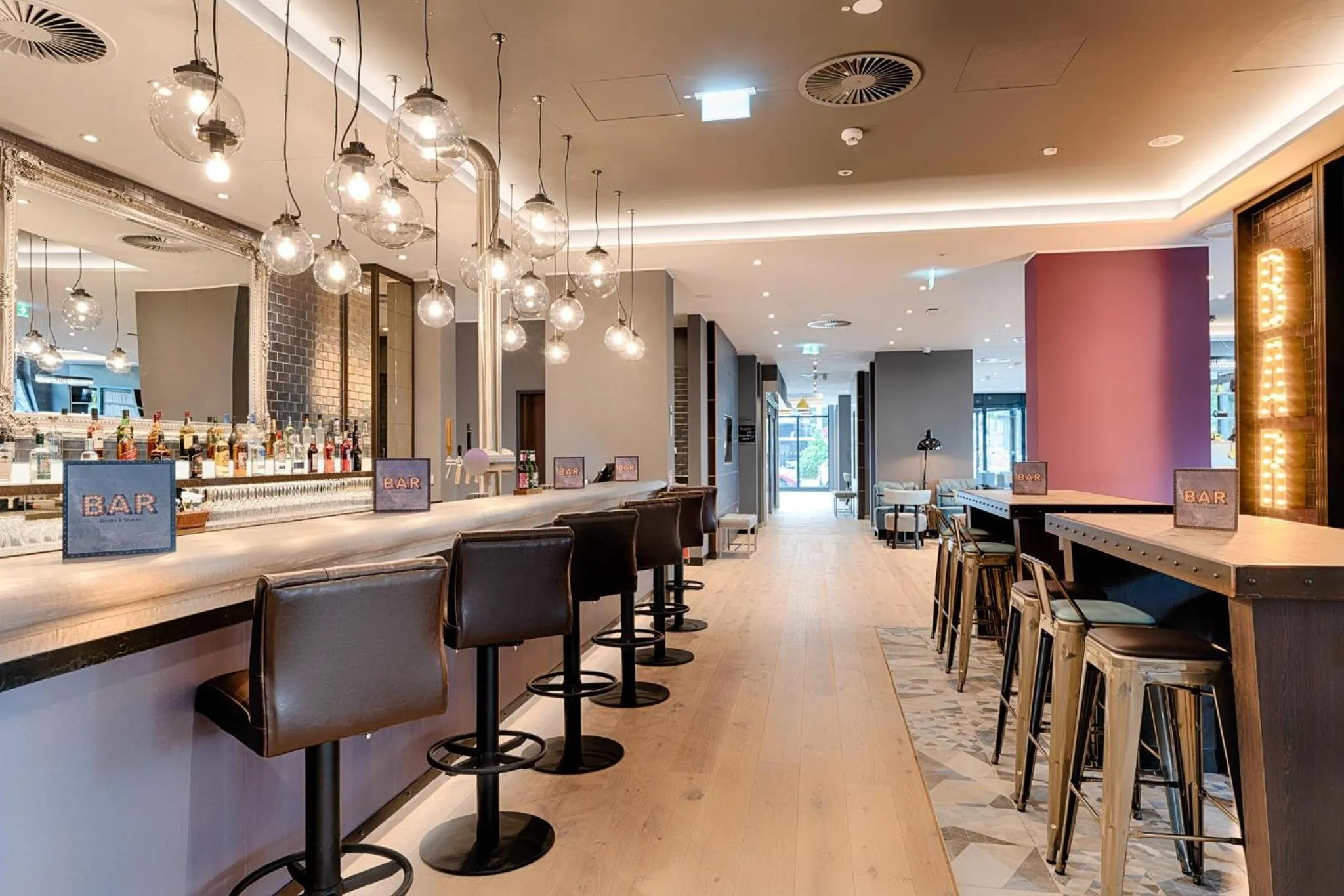 Lounge or bar in Premier Inn Hamburg City Klostertor