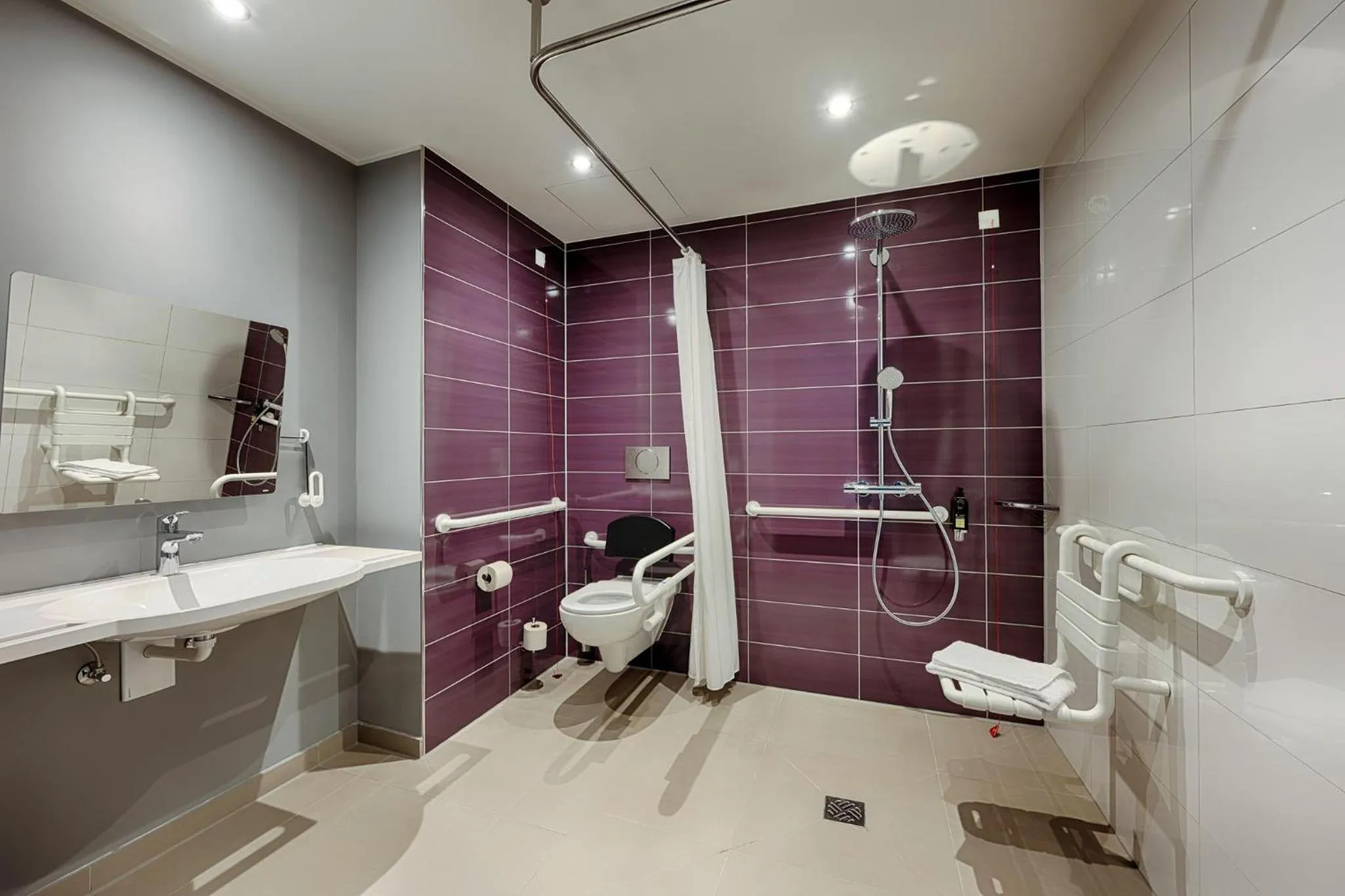 Bathroom in Premier Inn Hamburg City Klostertor