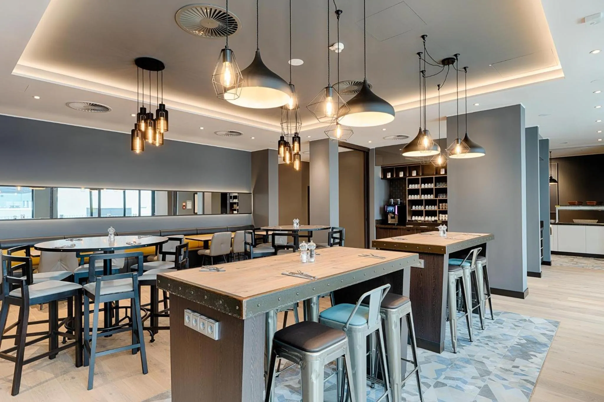 Lounge or bar in Premier Inn Hamburg City Klostertor