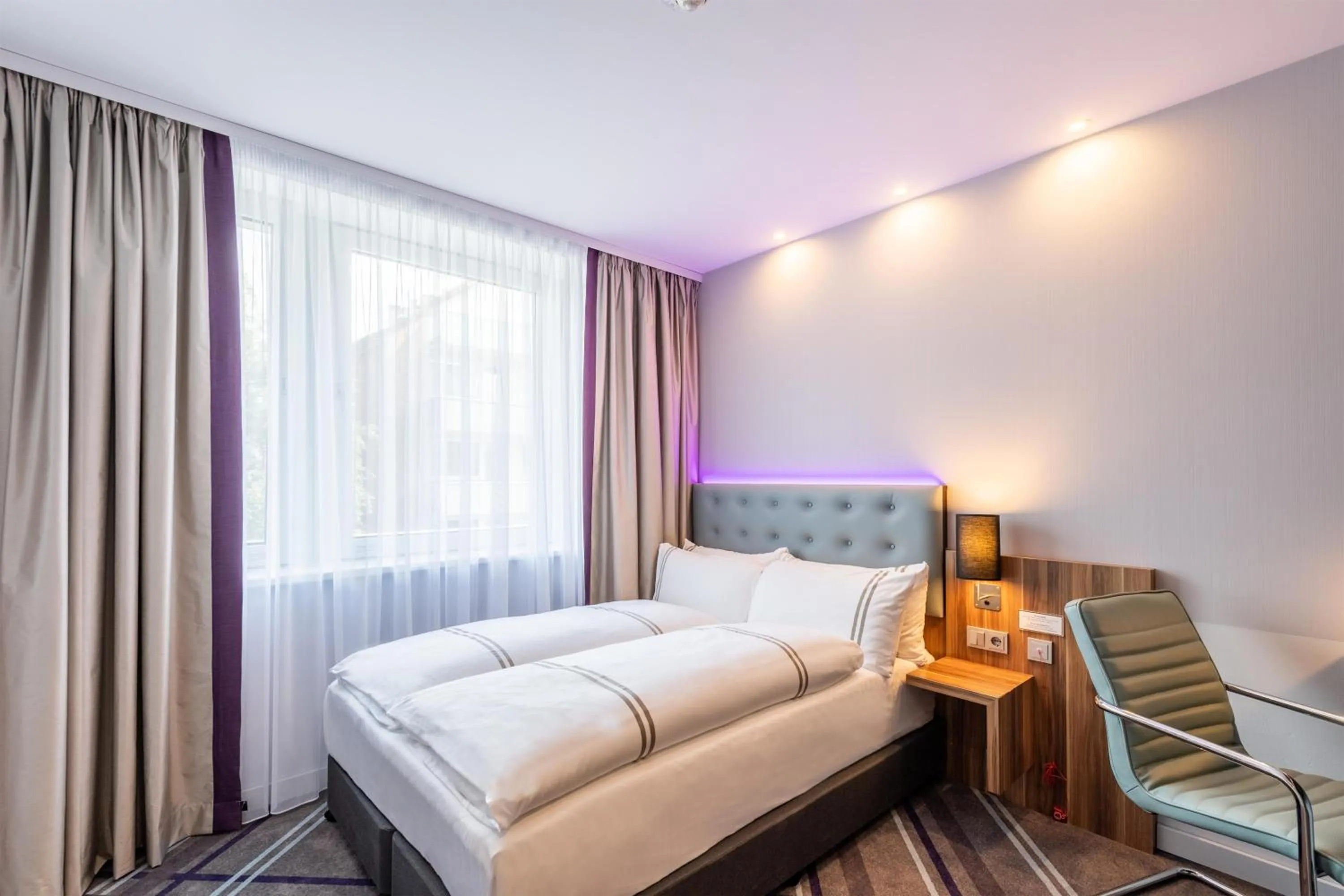 Bedroom, Bed in Premier Inn Hamburg City Alster