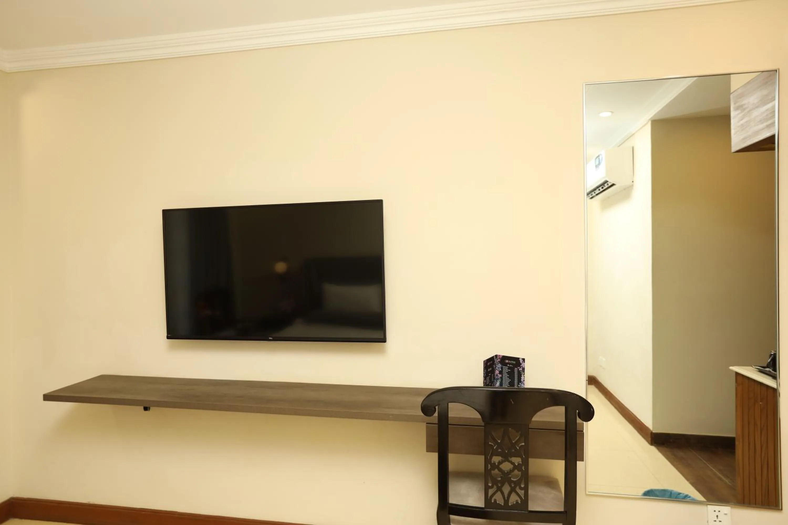 Communal lounge/ TV room in Magnum Inn