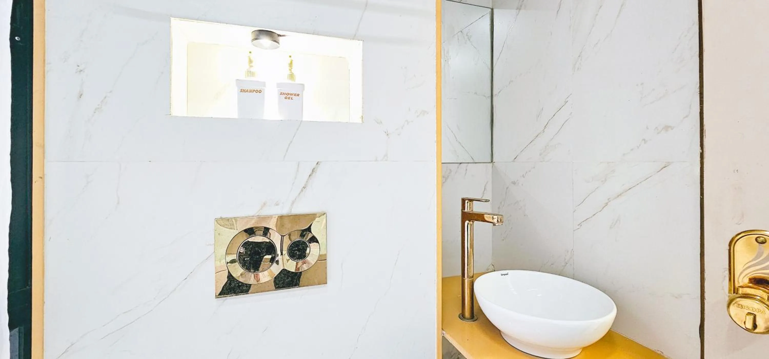 Shower in Hotel Nova Bling