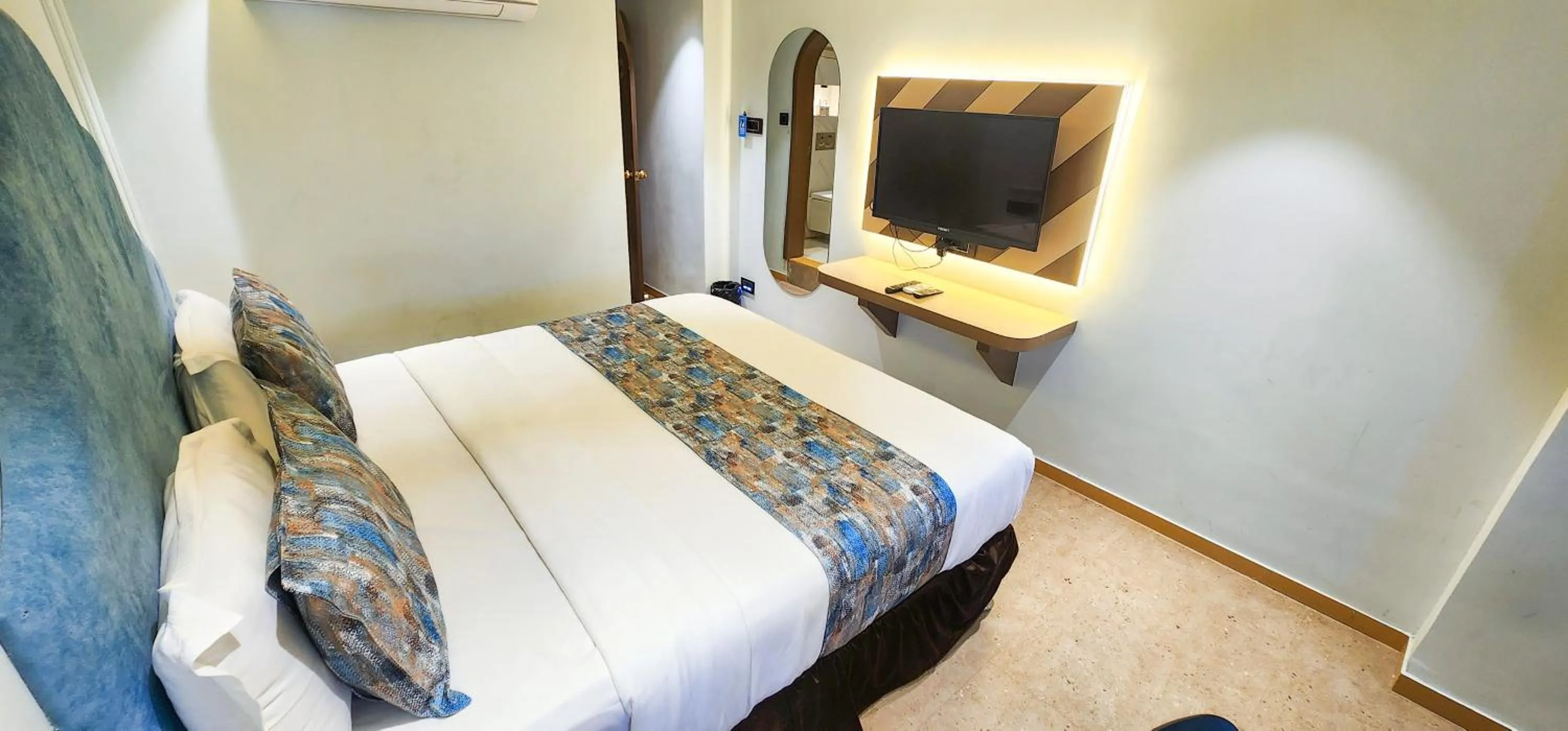 Communal lounge/ TV room, Bed in Hotel Nova Bling