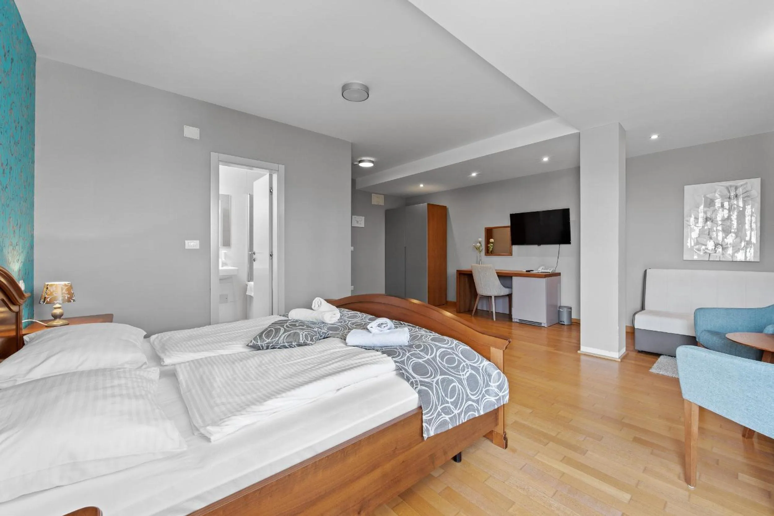 Communal lounge/ TV room, Bed in Minerva Hotel