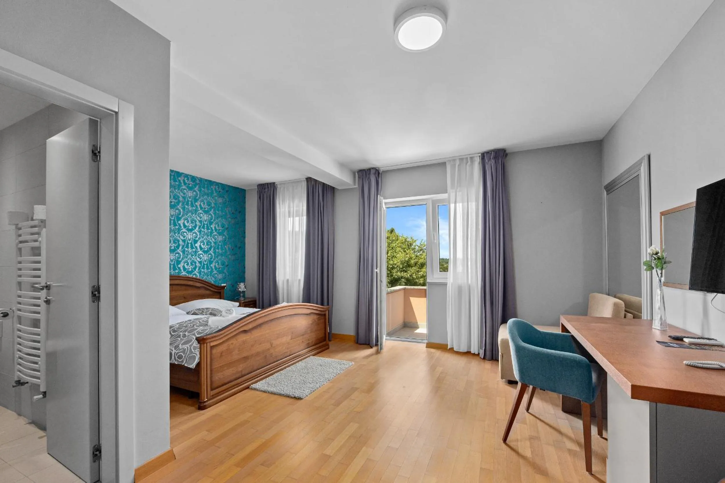 Communal lounge/ TV room, Bed in Minerva Hotel