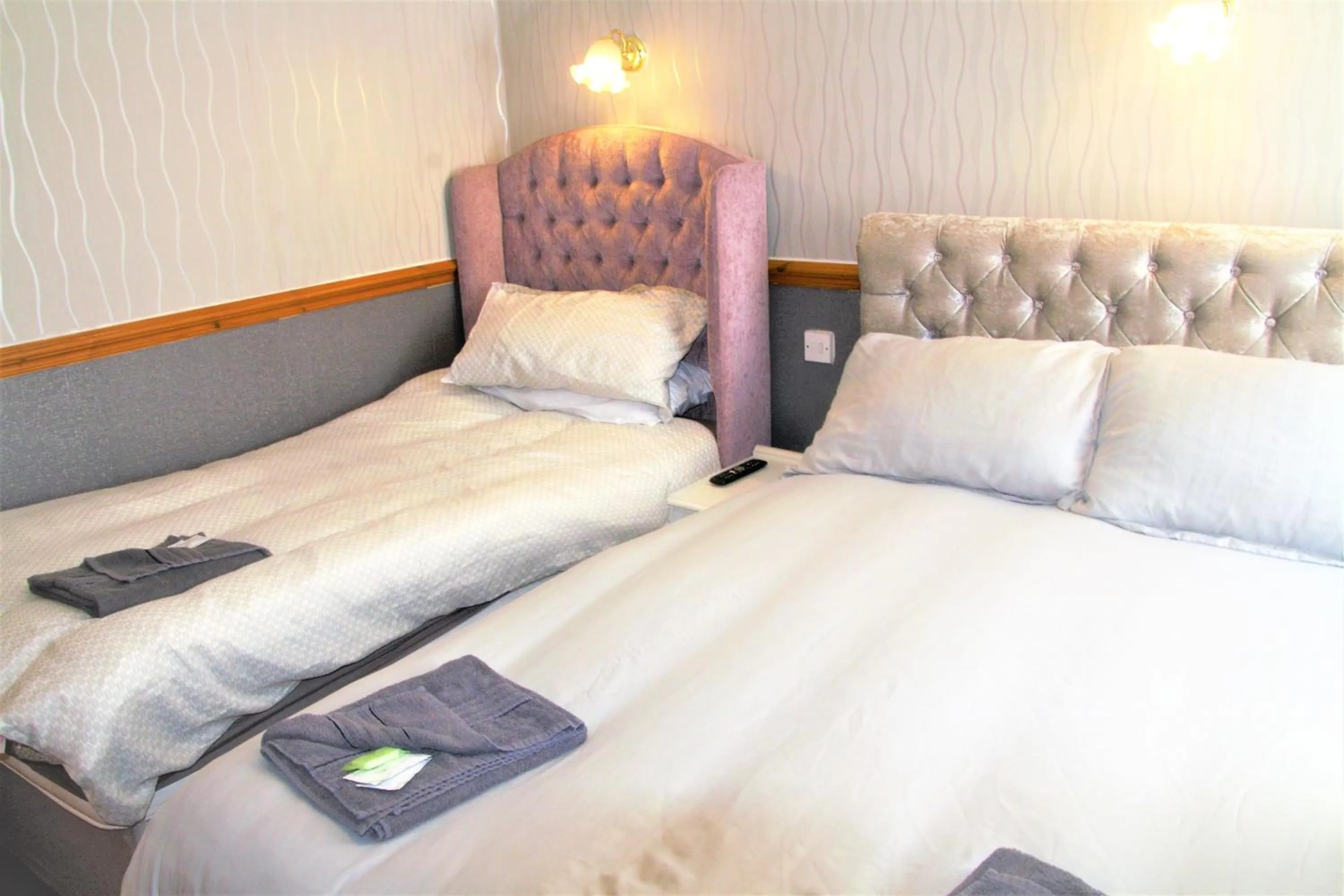 Bedroom, Bed in Pine Lodge Hotel