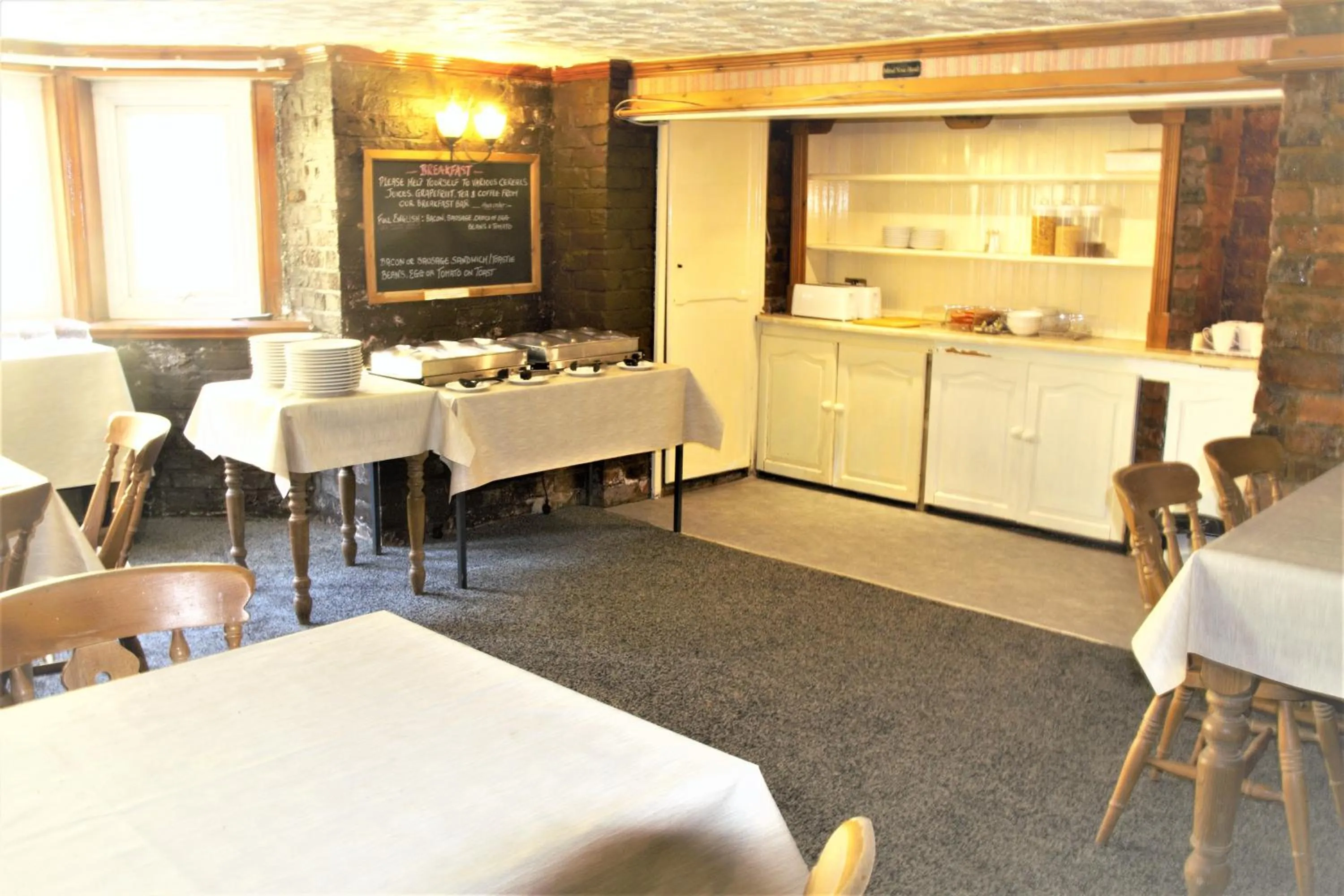 Restaurant/places to eat in Pine Lodge Hotel