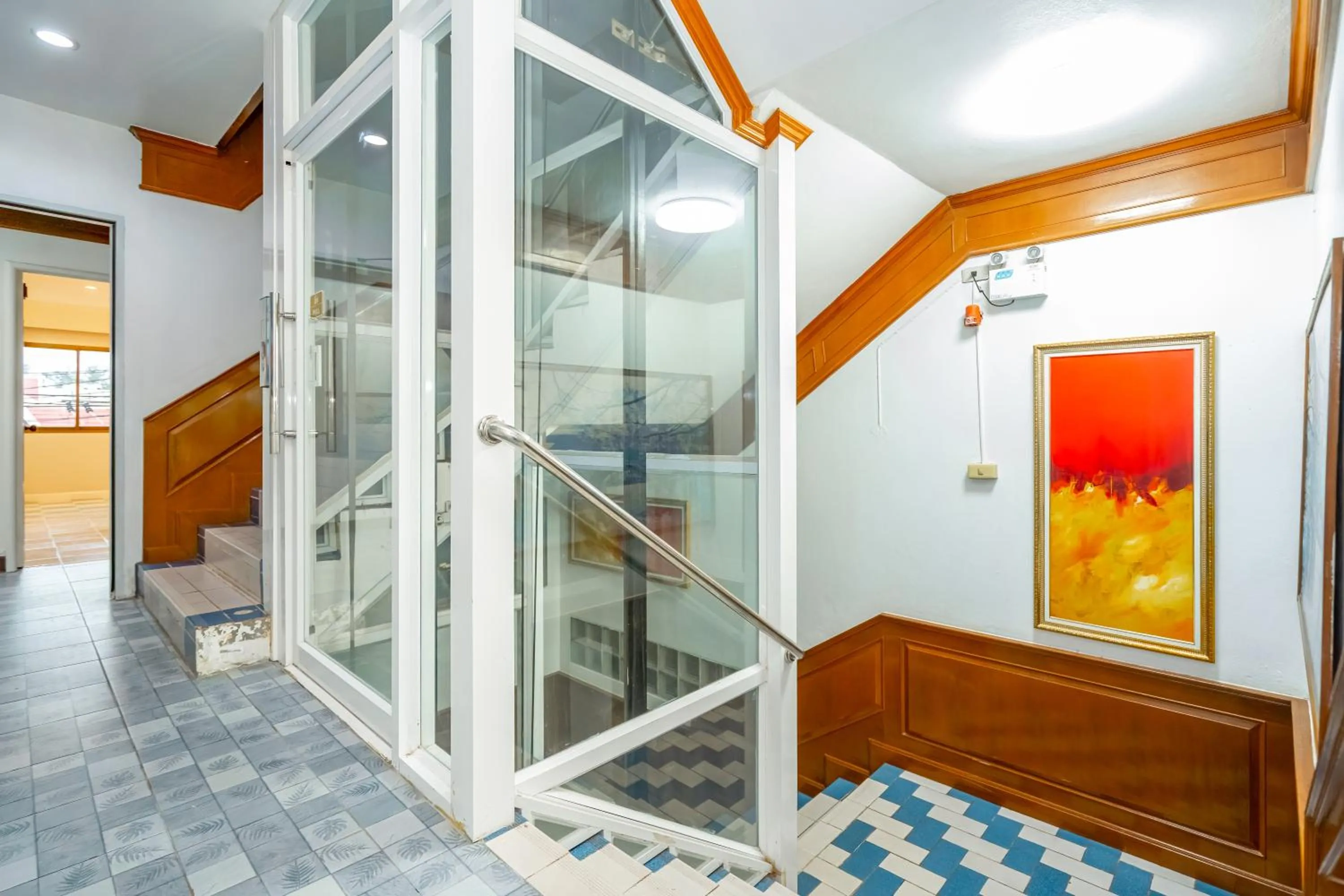 elevator in Patong Social Hotel & Restaurant