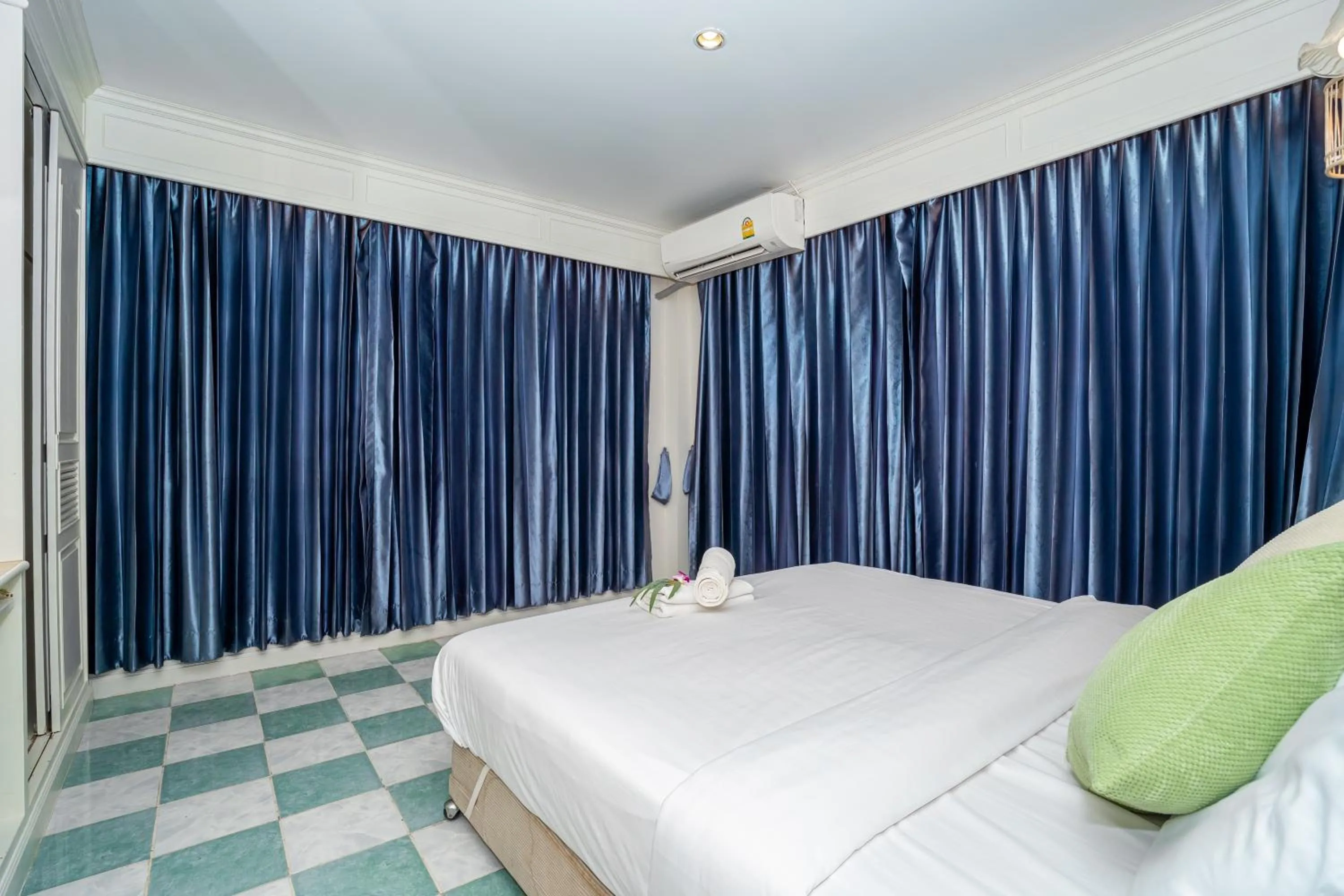 Bed in Patong Social Hotel & Restaurant