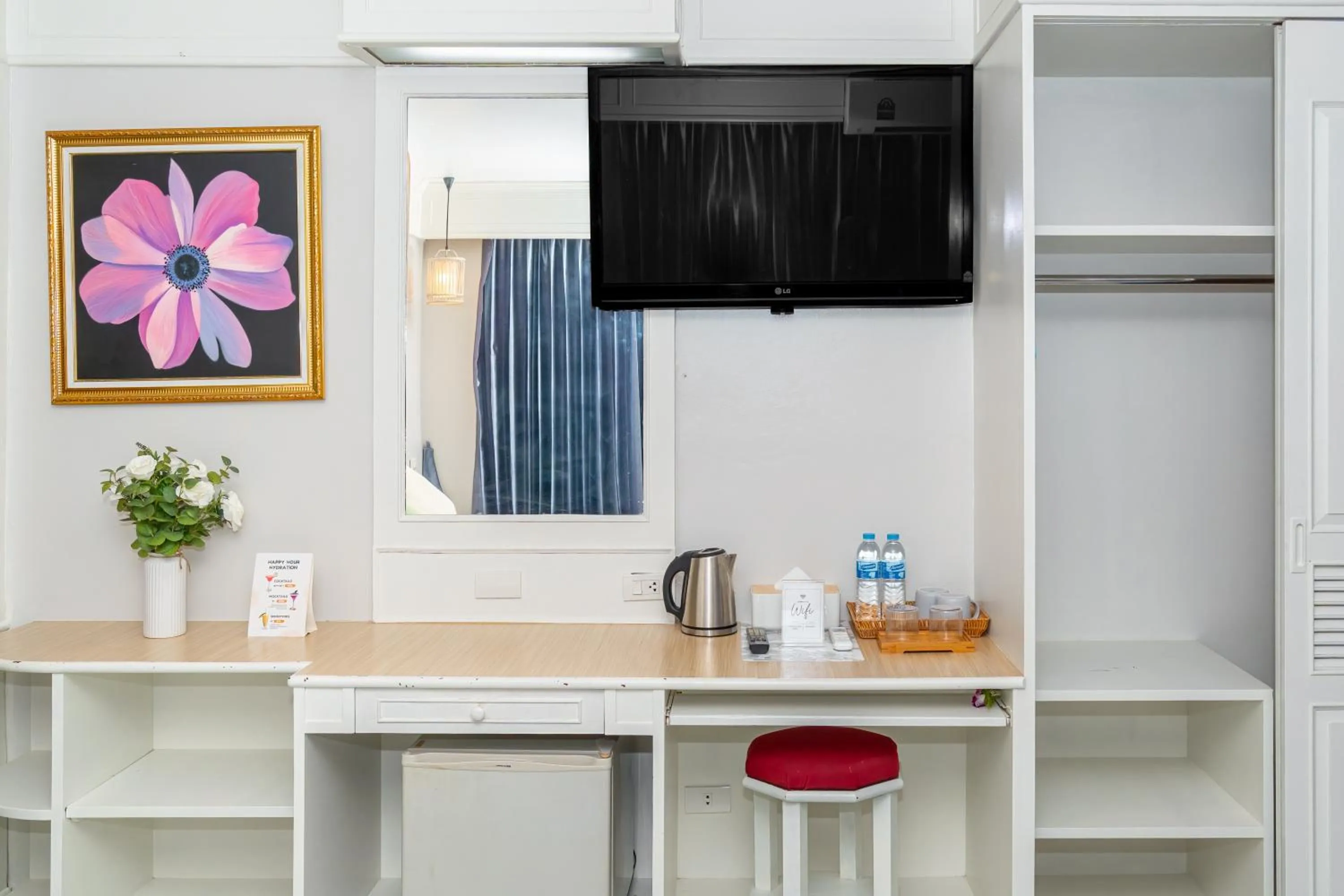 TV and multimedia in Patong Social Hotel & Restaurant