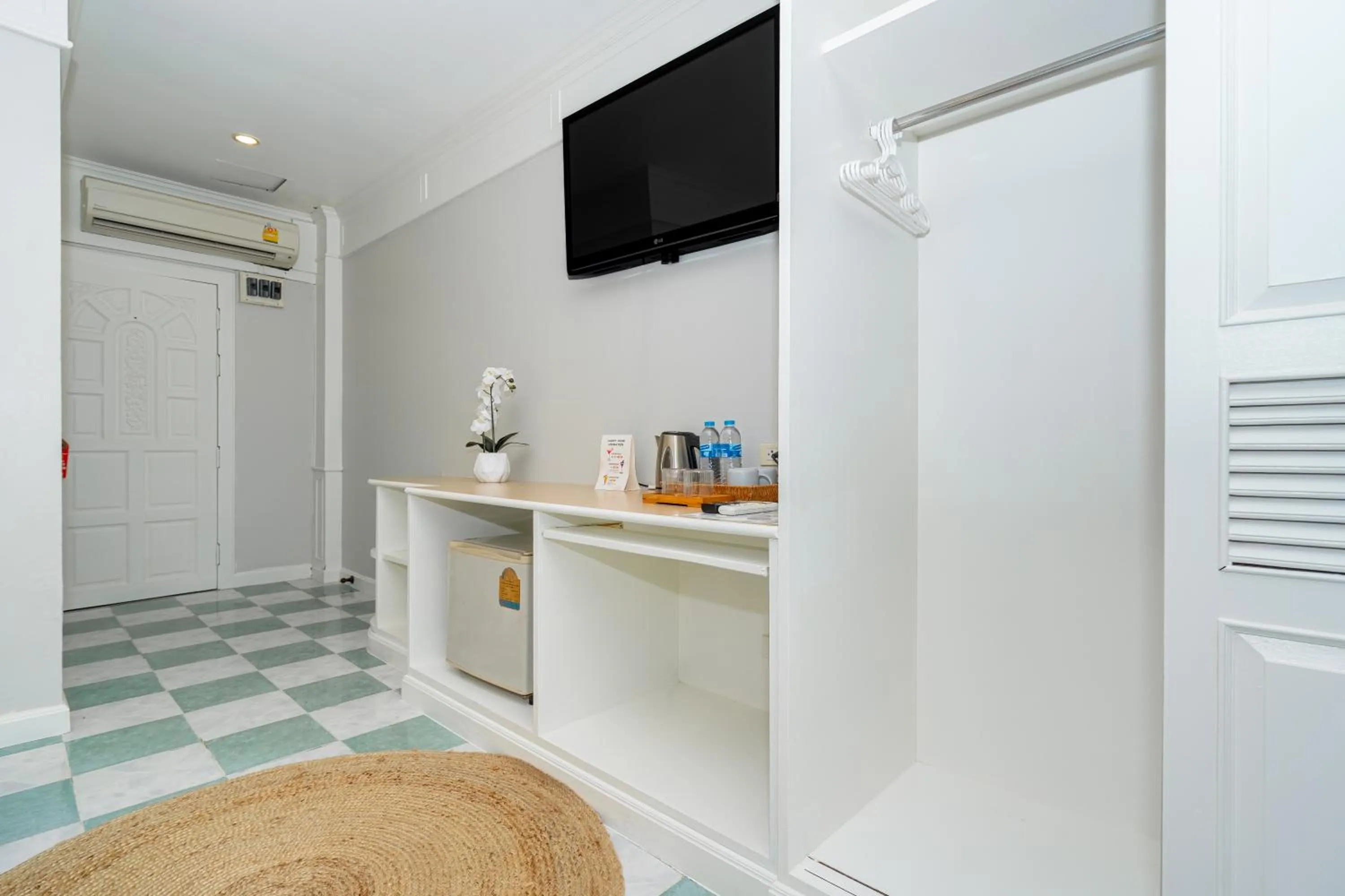 TV and multimedia in Patong Social Hotel & Restaurant