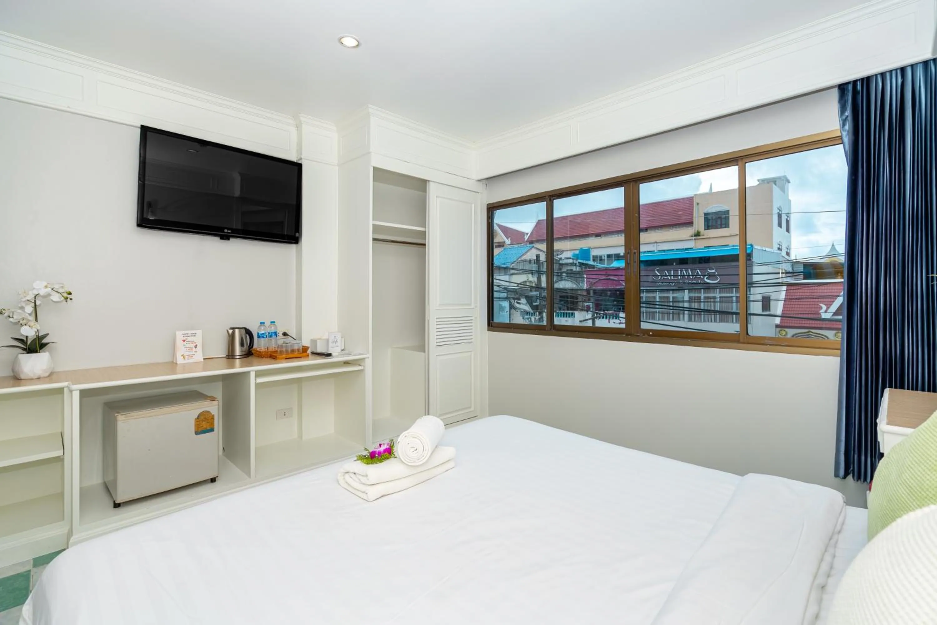 View (from property/room), Bed in Patong Social Hotel & Restaurant