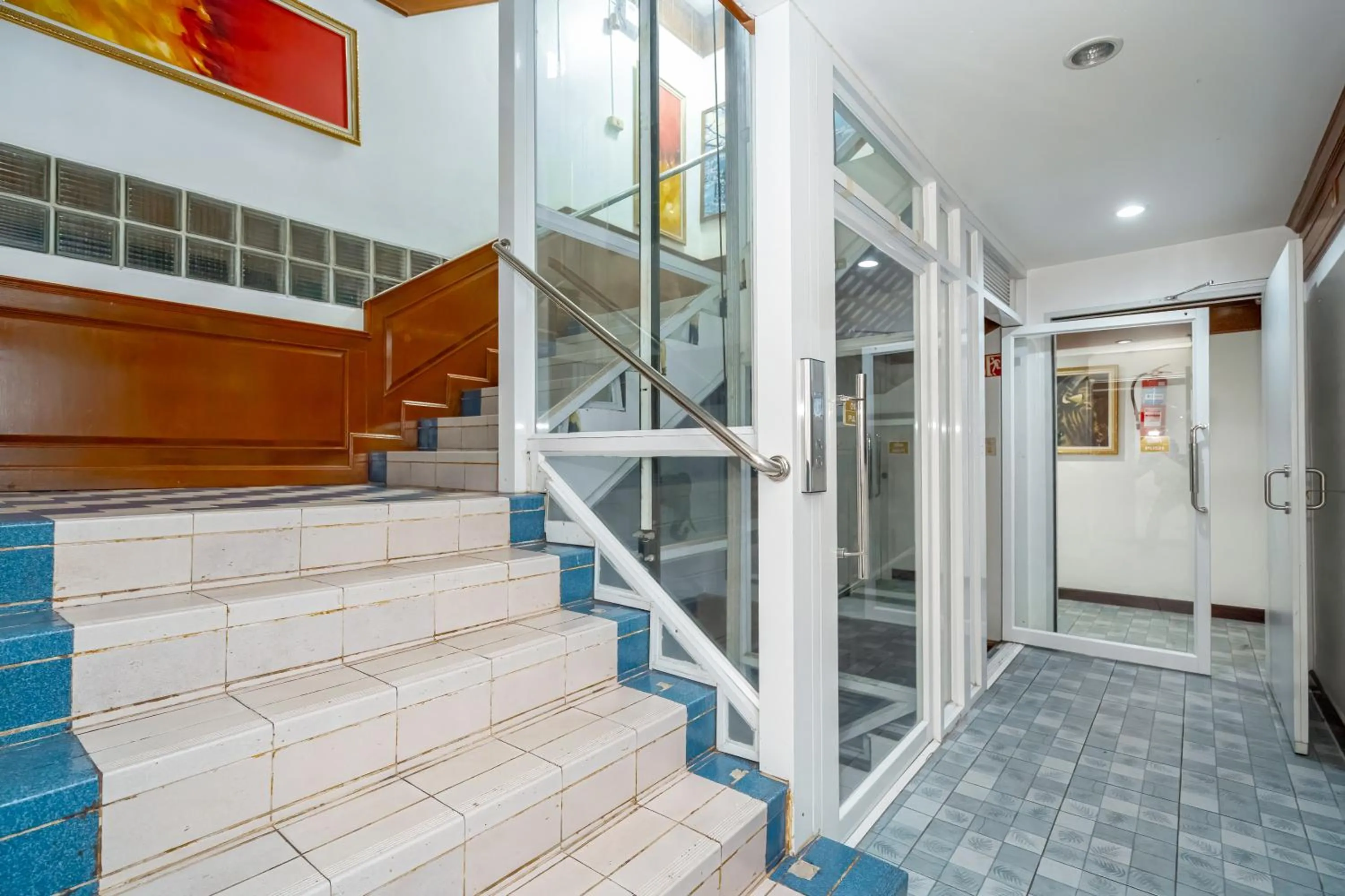 elevator in Patong Social Hotel & Restaurant